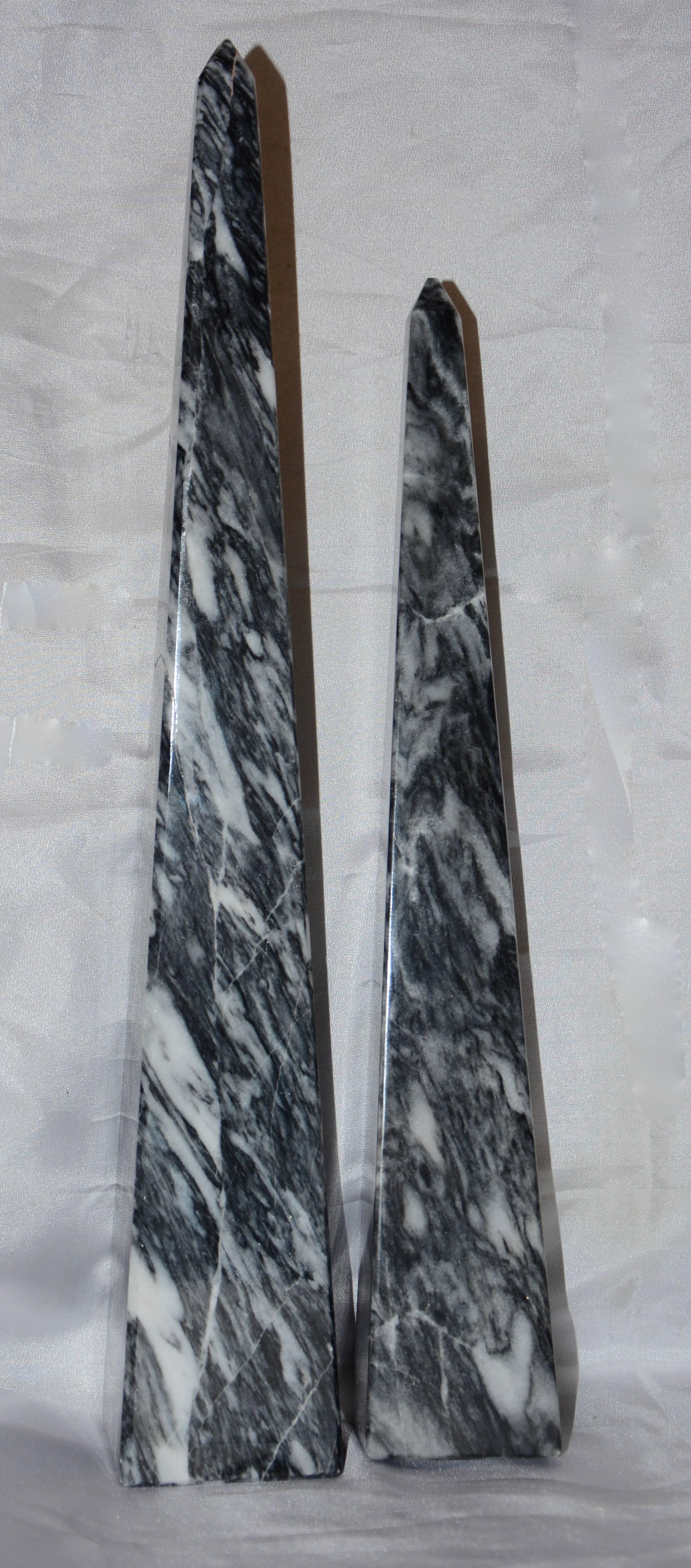 Carved Gray and White Marbled Obelisks In Good Condition For Sale In Cookeville, TN