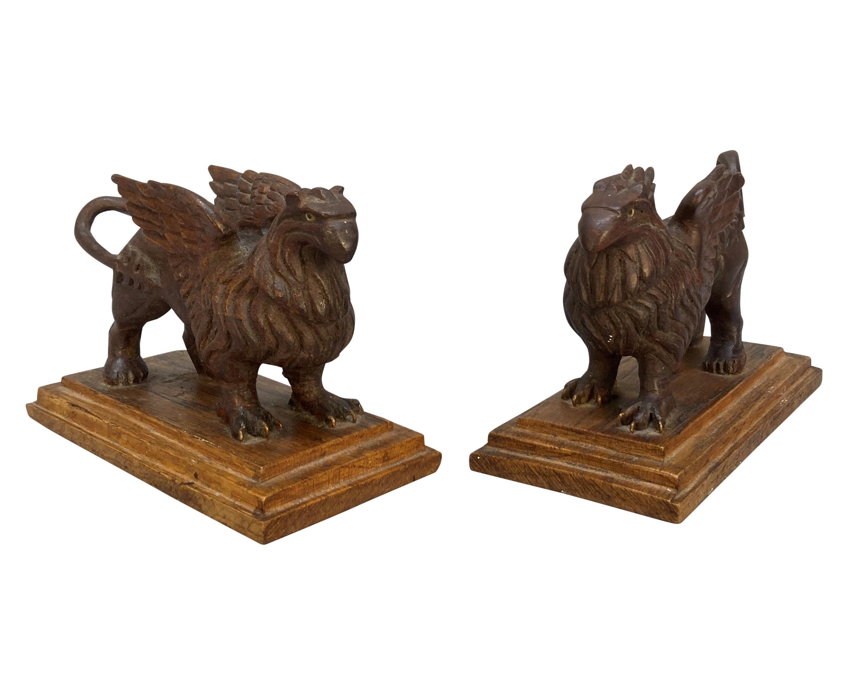 Pair Of Carved Griffins On Plinths Inglés en venta