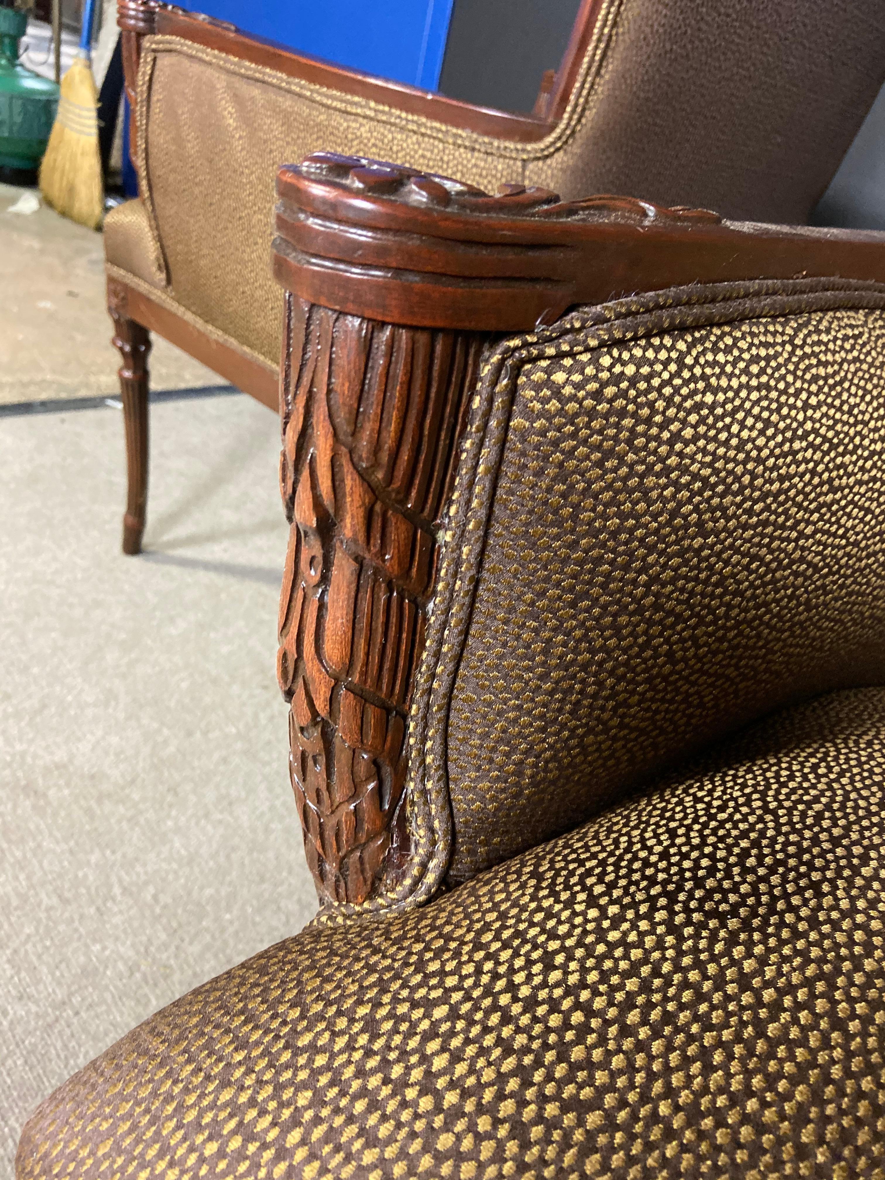 Coppia di poltrone intagliate Hollywood Regency In condizioni buone in vendita a Norwood, NJ