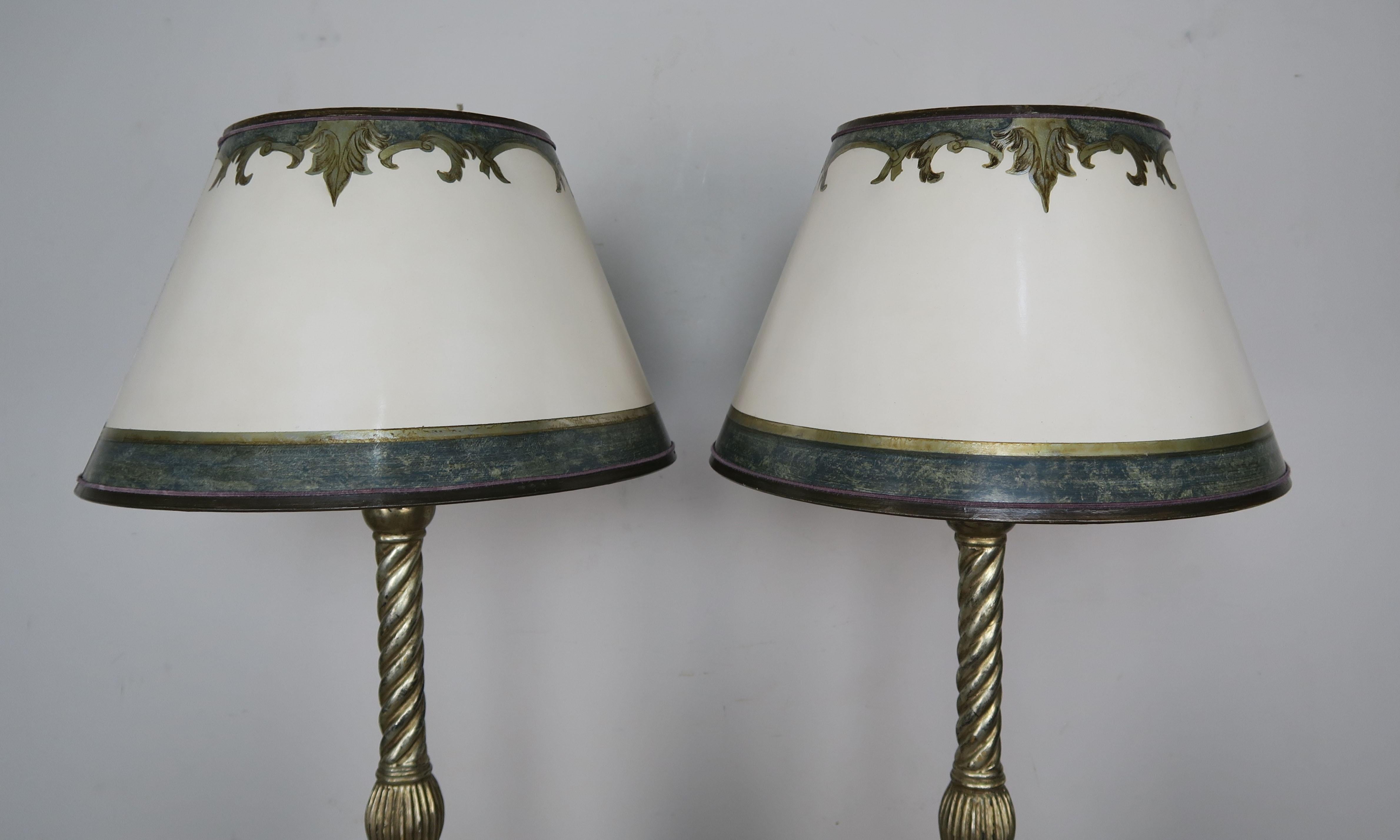 Paar geschnitzte italienische Borghese-Lampen mit Pergamentschirmen (Moderne der Mitte des Jahrhunderts) im Angebot