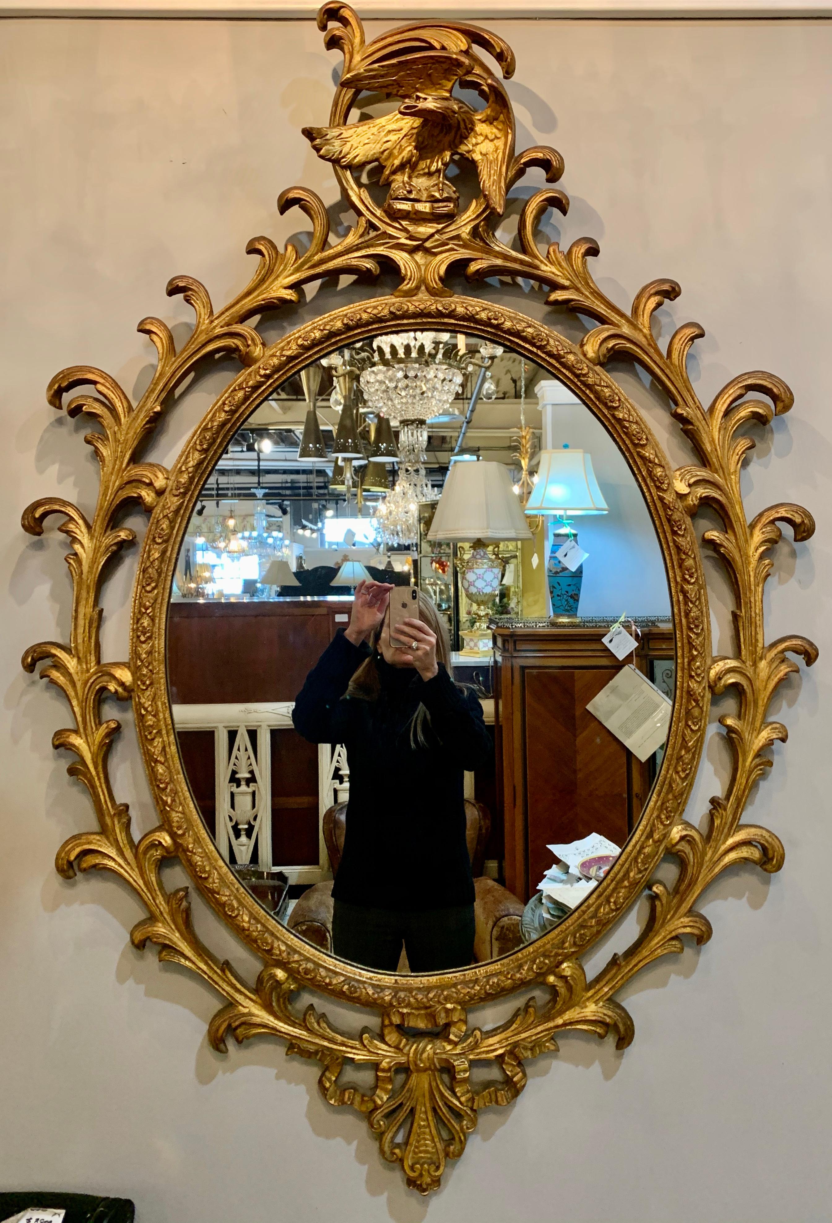 Zwei geschnitzte, vergoldete italienische Wandkonsolenspiegel. Jeder Spiegel in einem wunderschön geschnitzten Rahmen mit Schriftrollen und Blumen, die beide in einem geflügelten Adler enden.