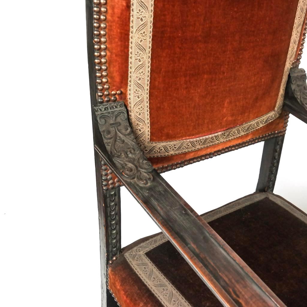Coppia di poltrone giacobiane intagliate in vendita 2