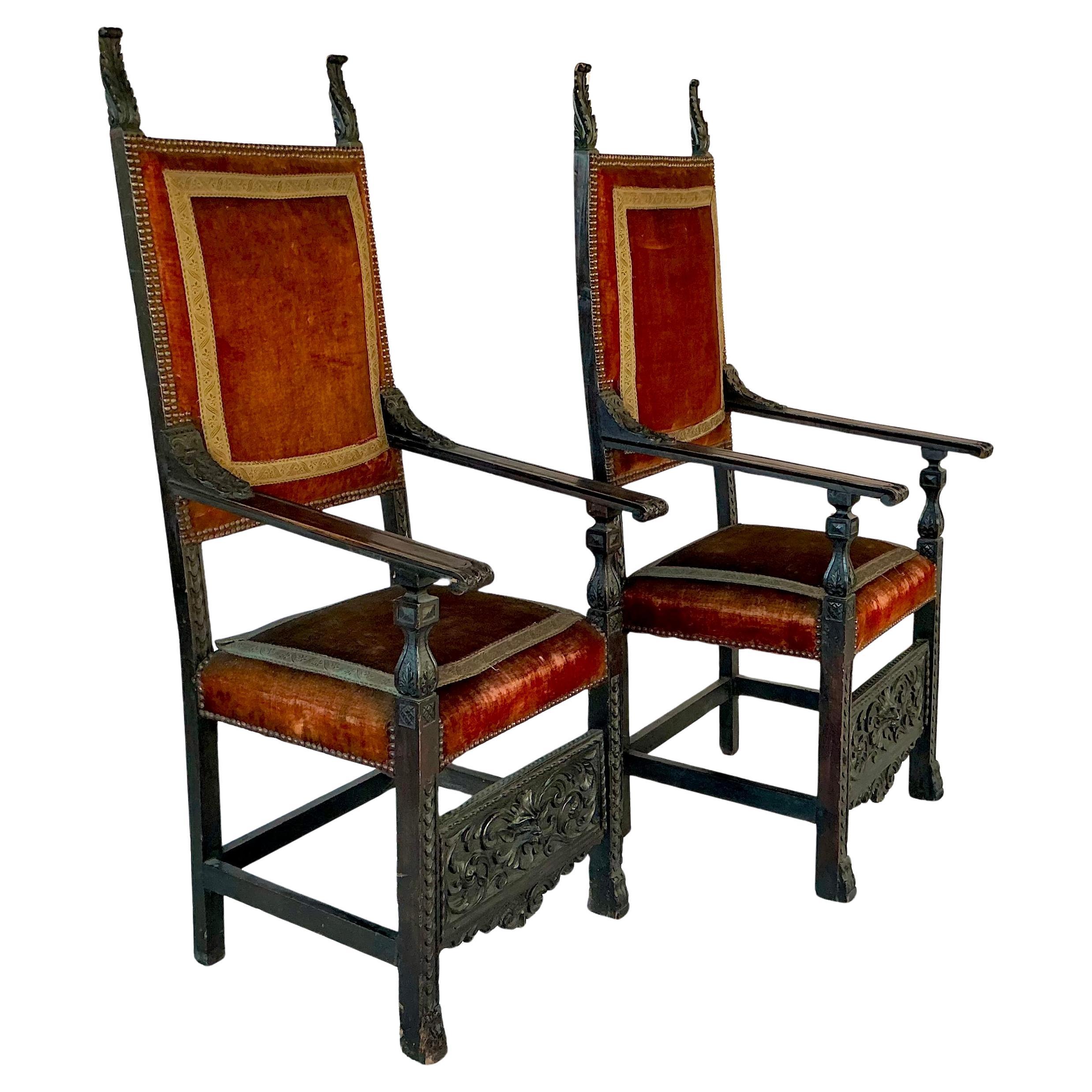 Paire de fauteuils jacobéens sculptés