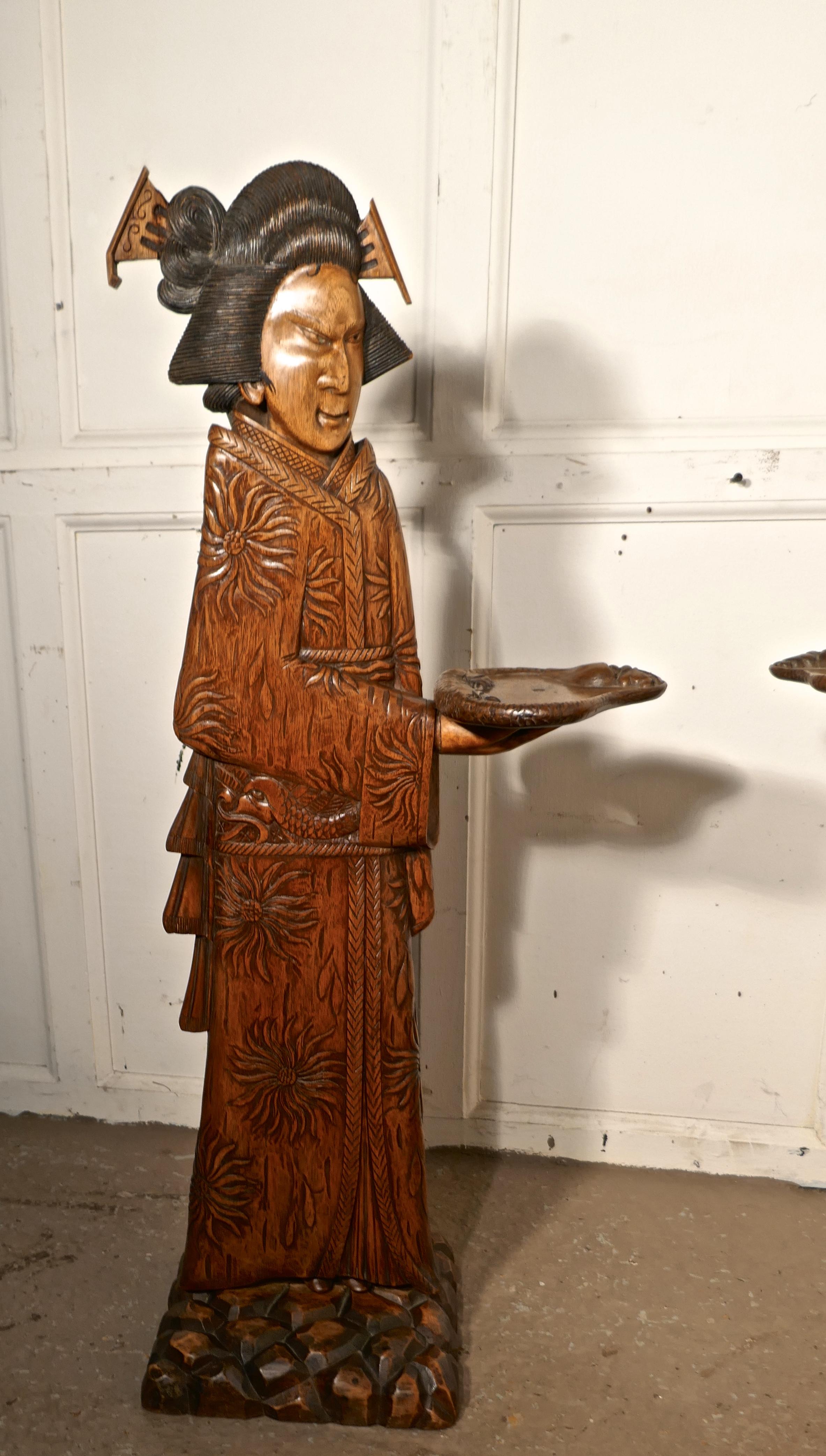 Coppia di camerieri muti giapponesi scolpiti in 3D o di maggiordomi salutatori.


Una coppia molto insolita di camerieri muti degli anni '20, una Geisha e un Samurai, questi due maggiordomi di carta sono scolpiti a mano, sono in 3D e hanno un