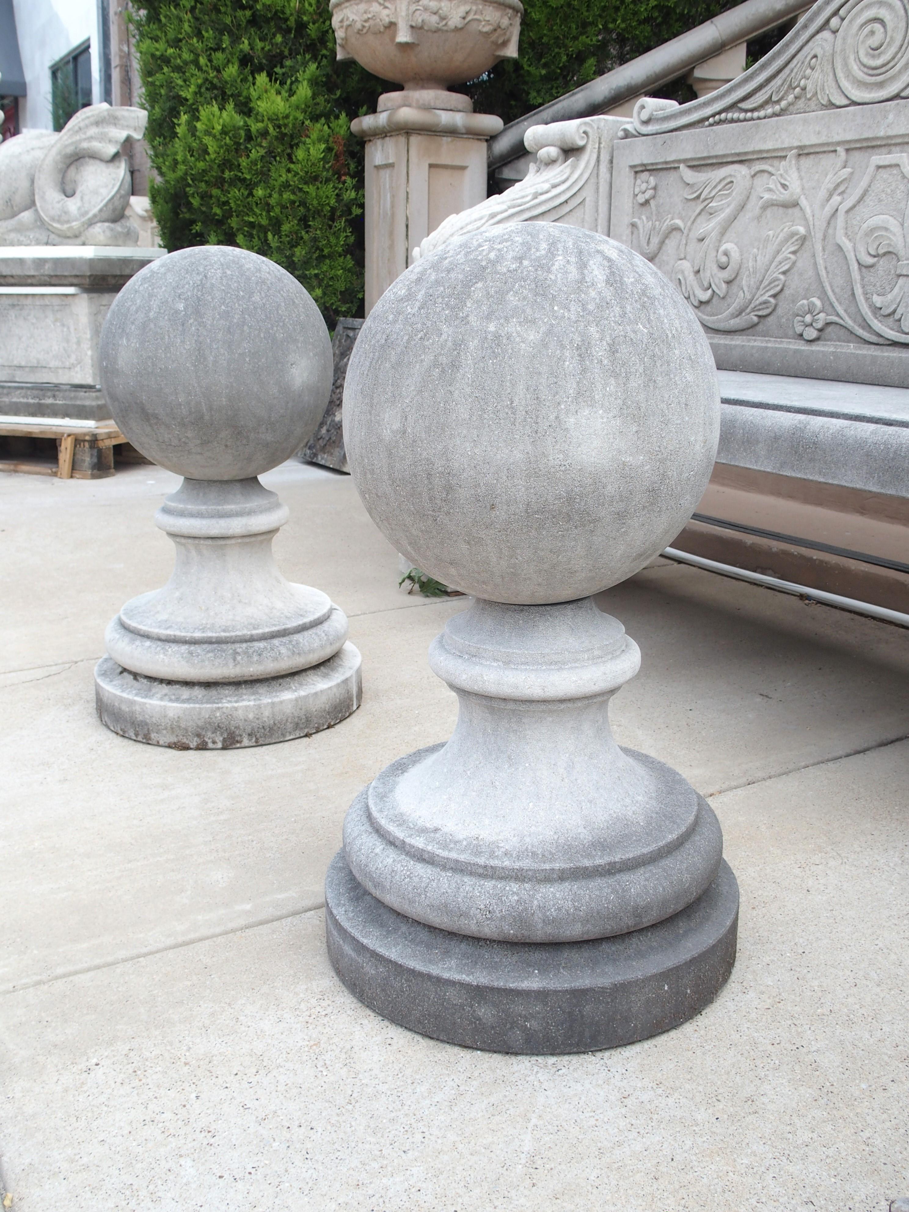 Paire d'épis de faîtage en pierre calcaire sculptée d'Italie en vente 3