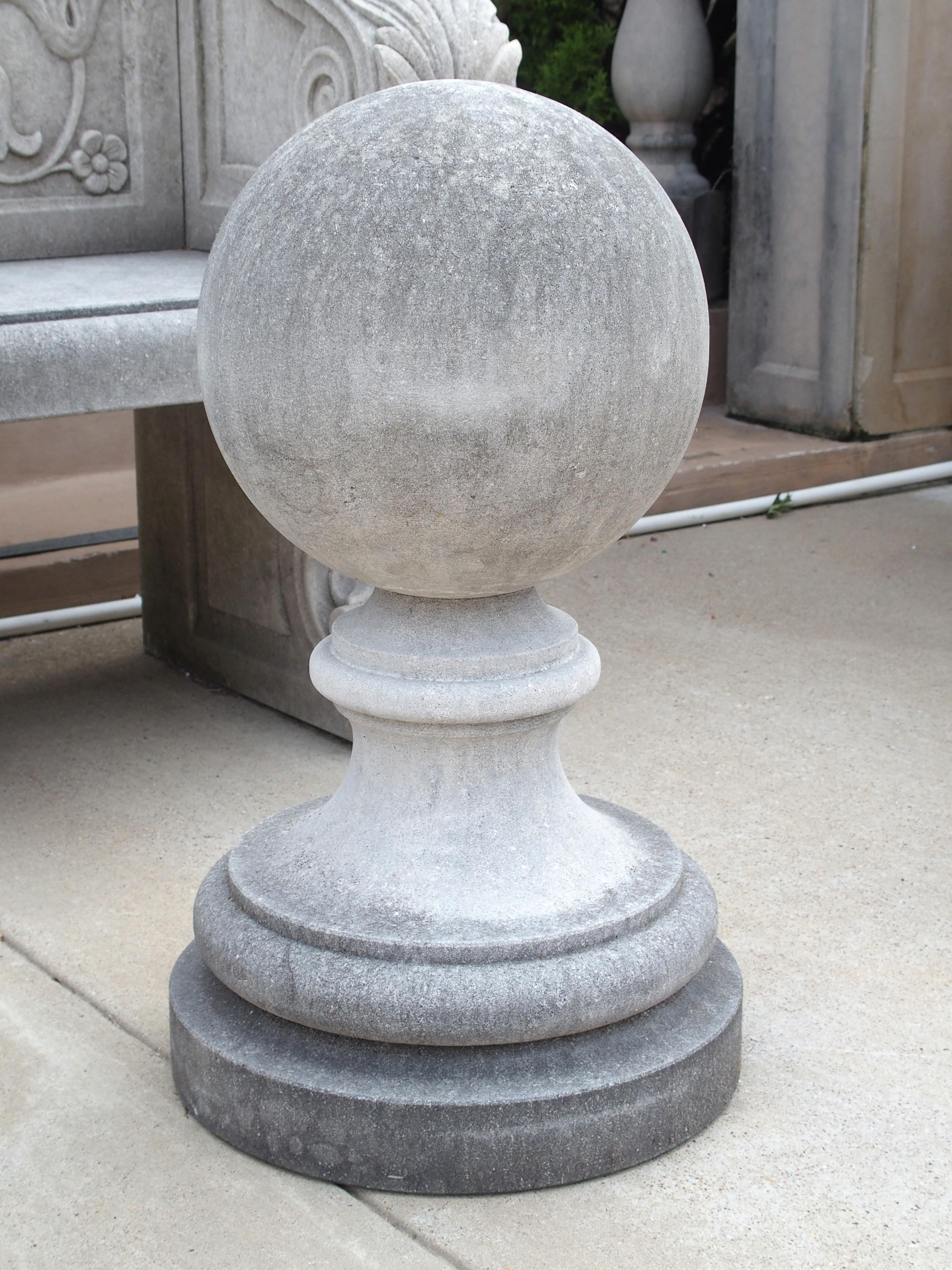 Sculpté à la main Paire d'épis de faîtage en pierre calcaire sculptée d'Italie en vente