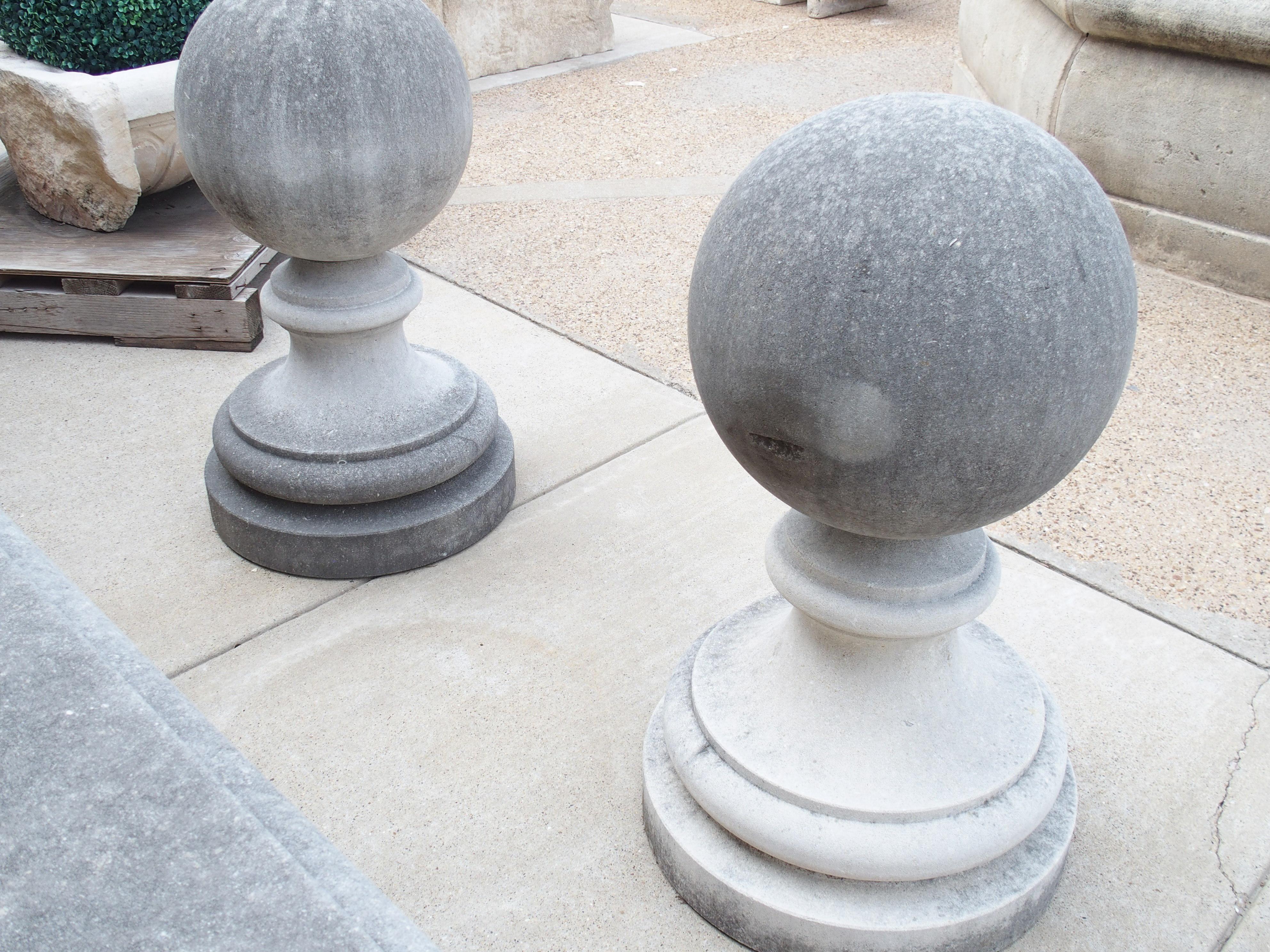 Paire d'épis de faîtage en pierre calcaire sculptée d'Italie en vente 2