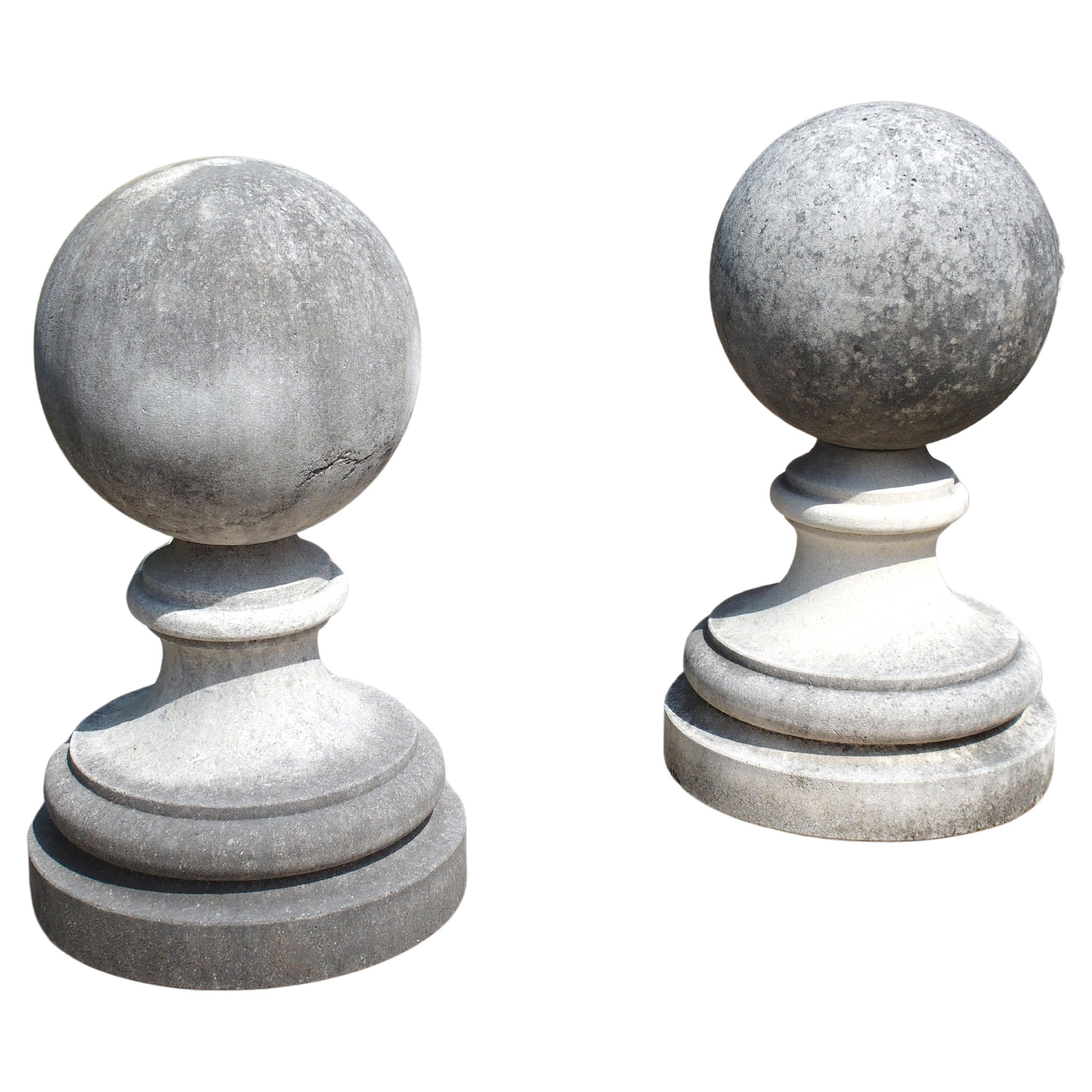 Paire d'épis de faîtage en pierre calcaire sculptée d'Italie