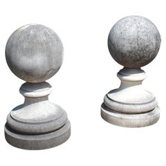 Paire d'épis de faîtage en pierre calcaire sculptée d'Italie