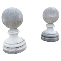 Paire d'épis de faîtage en pierre calcaire sculptée d'Italie