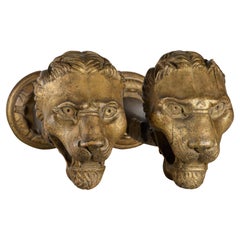 Paire de supports de tringle à rideau en forme de tête de lion sculptée