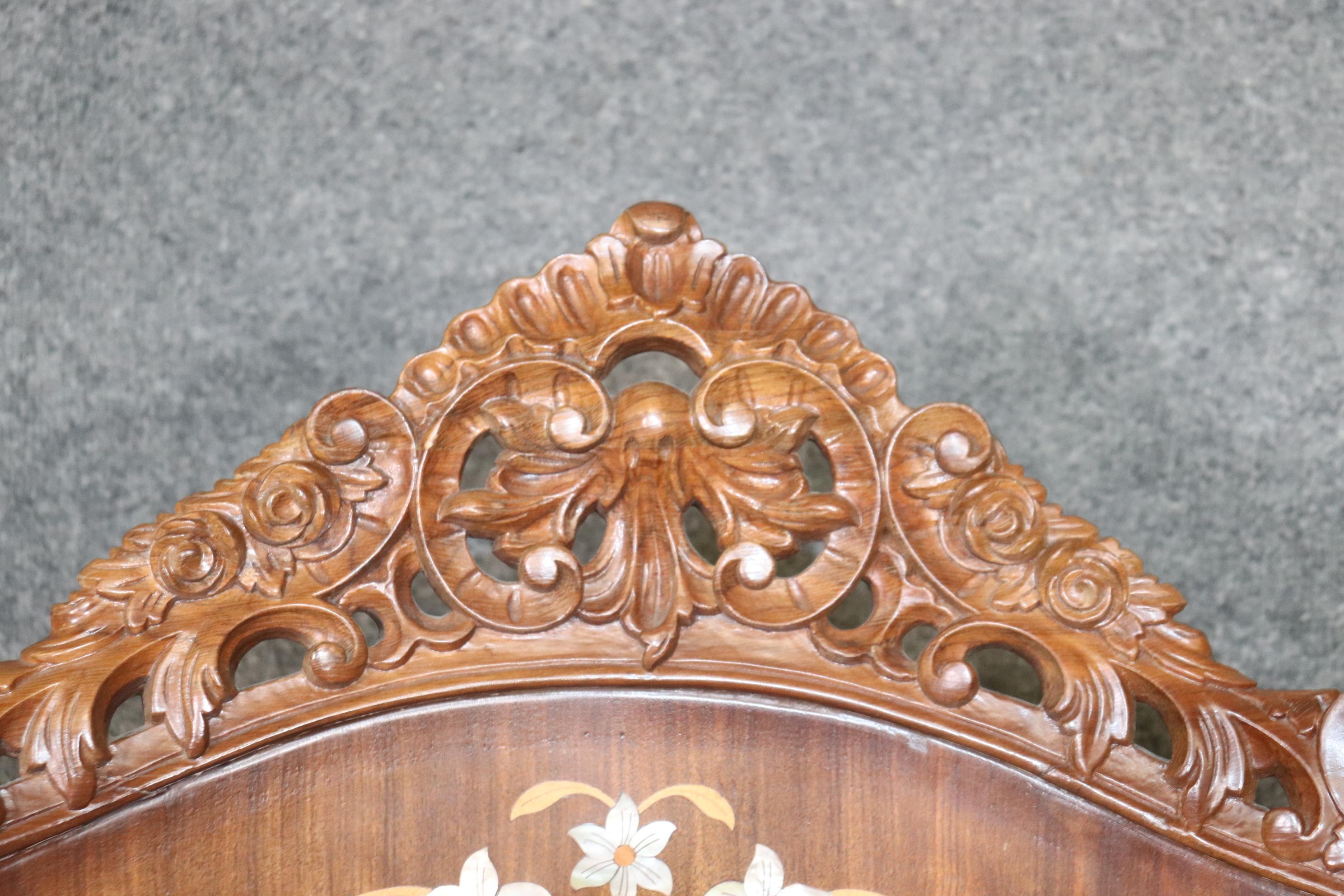 Paire de fauteuils bergères sculptés de style Louis XV avec décoration en nacre en vente 3