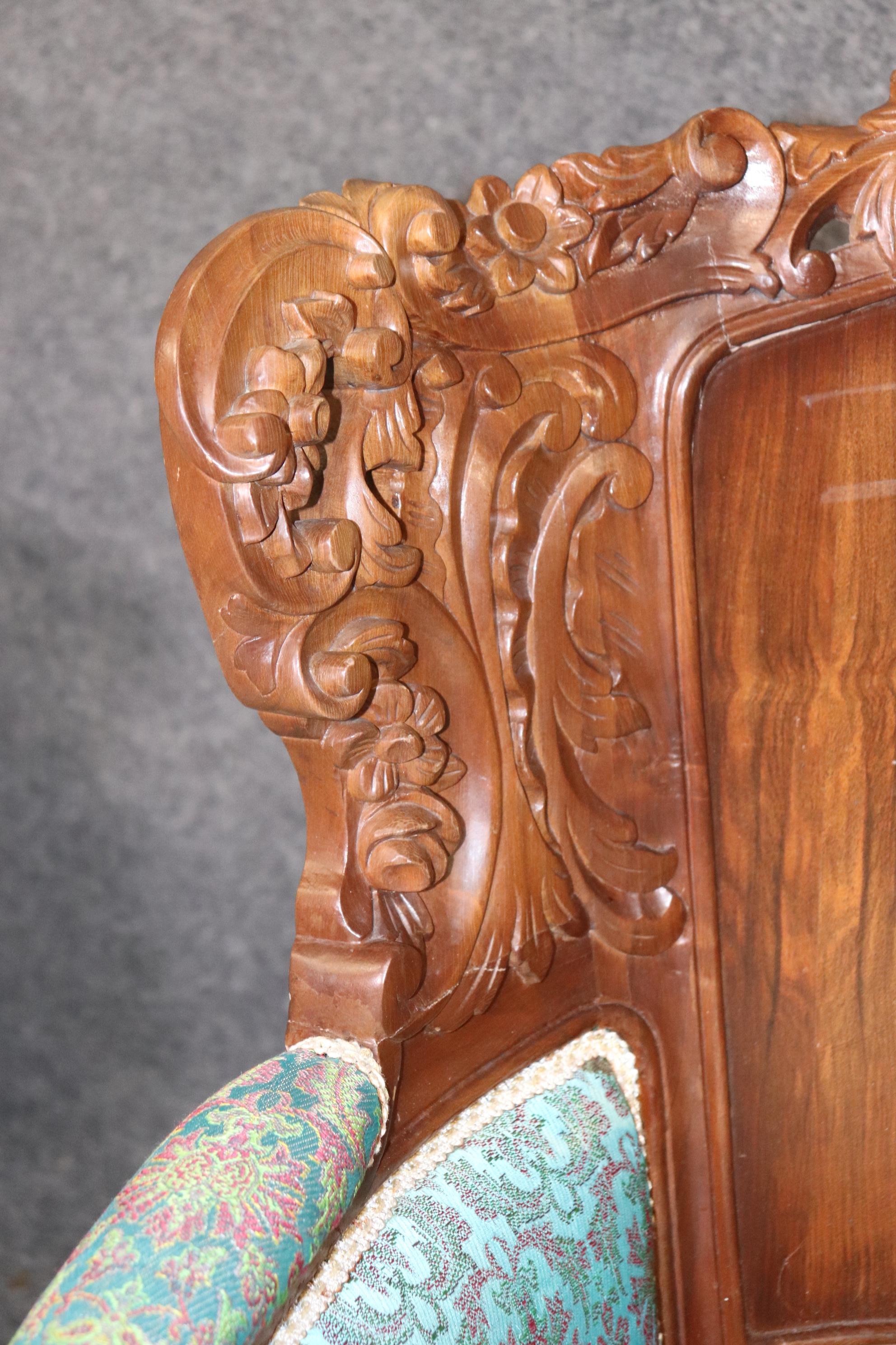 Paire de fauteuils bergères sculptés de style Louis XV avec décoration en nacre en vente 4