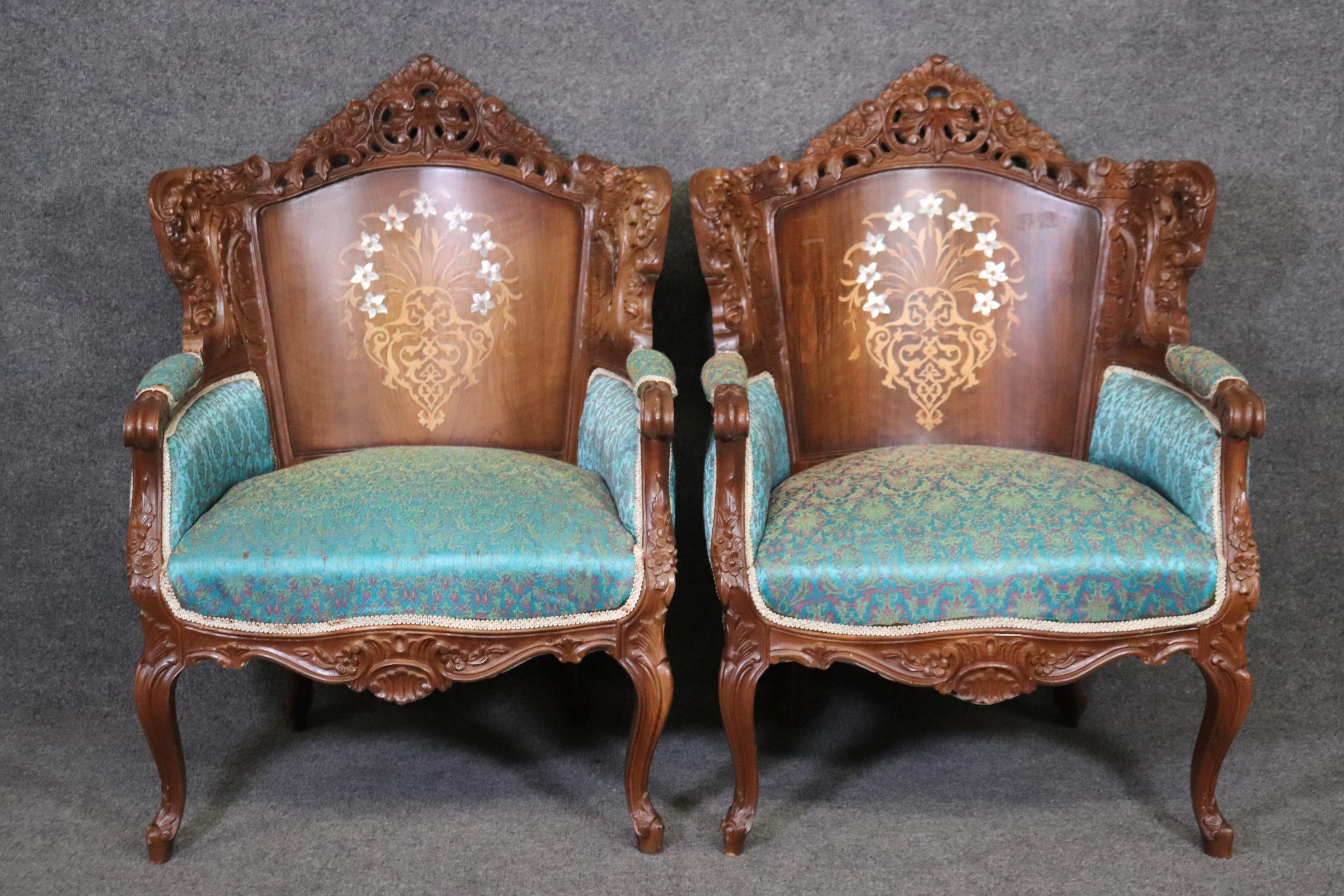 Dimensions- H : 39 1/4in W : 27 3/4in D : 28in SH : 18 1/2in 
Cette paire de fauteuils bergeres sculptés de style Louis XV avec décoration en nacre est vraiment unique et une jolie paire de fauteuils qui sont parfaits si vous cherchez à apporter un
