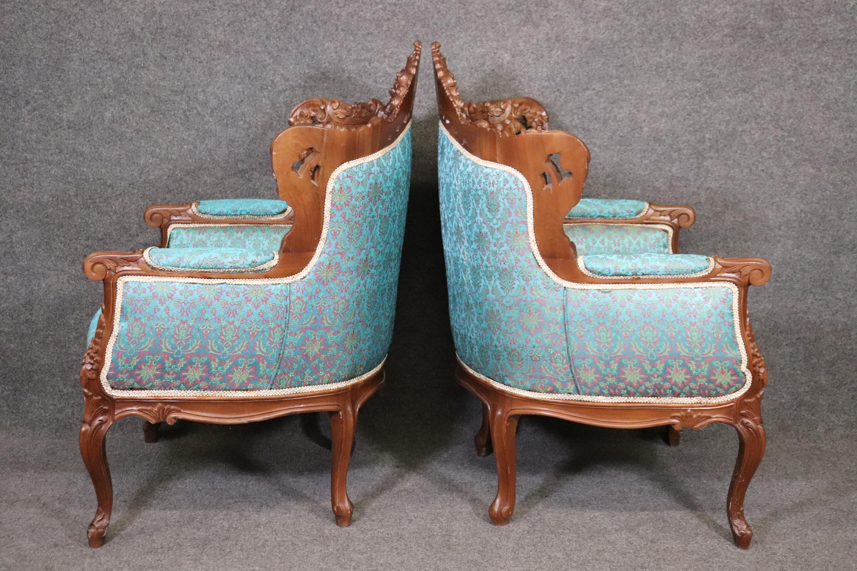 Inconnu Paire de fauteuils bergères sculptés de style Louis XV avec décoration en nacre en vente