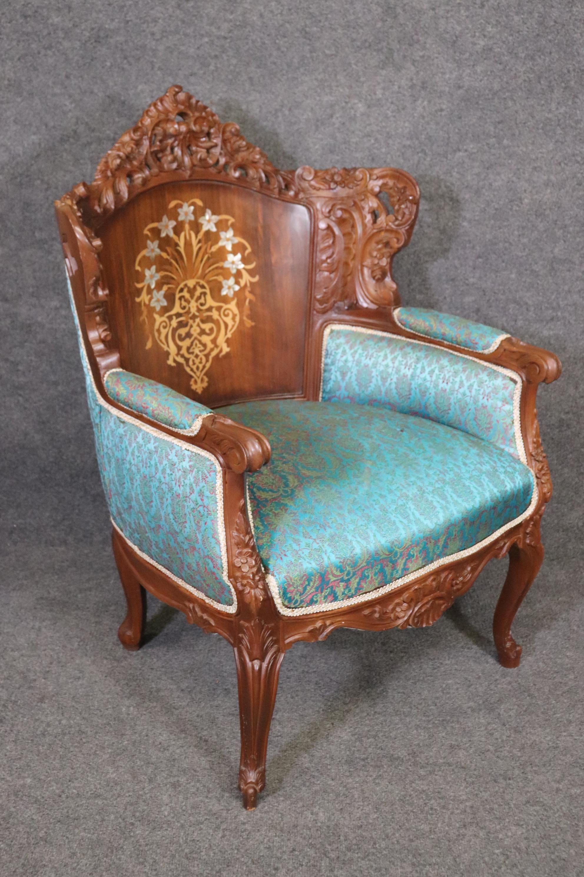 20ième siècle Paire de fauteuils bergères sculptés de style Louis XV avec décoration en nacre en vente