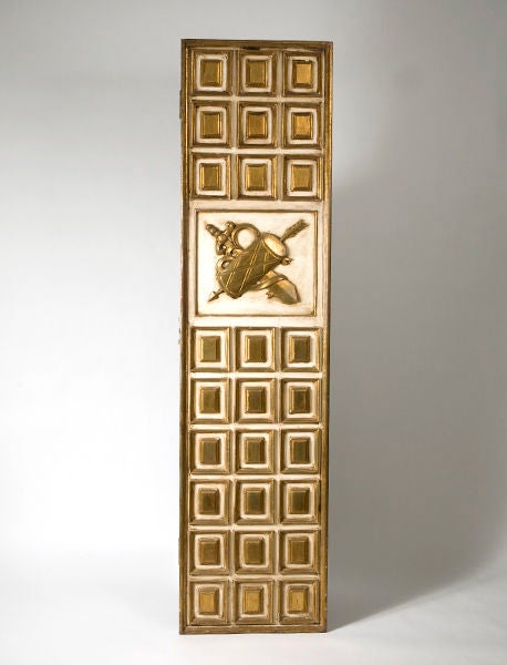 Paire de panneaux de porte de style Louis XVI en bois sculpté et doré sur les deux faces.