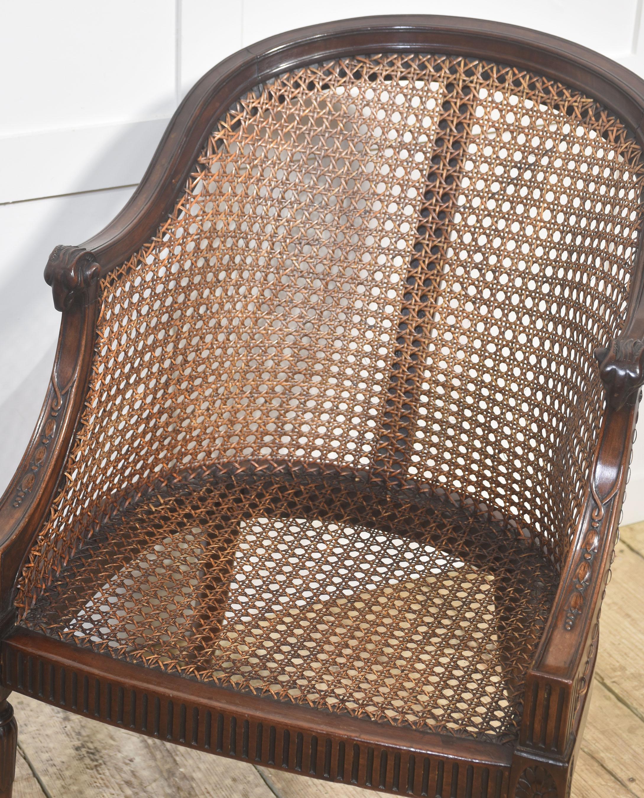 Paire de chaises de bibliothèque en acajou sculpté et en rotin en vente 4