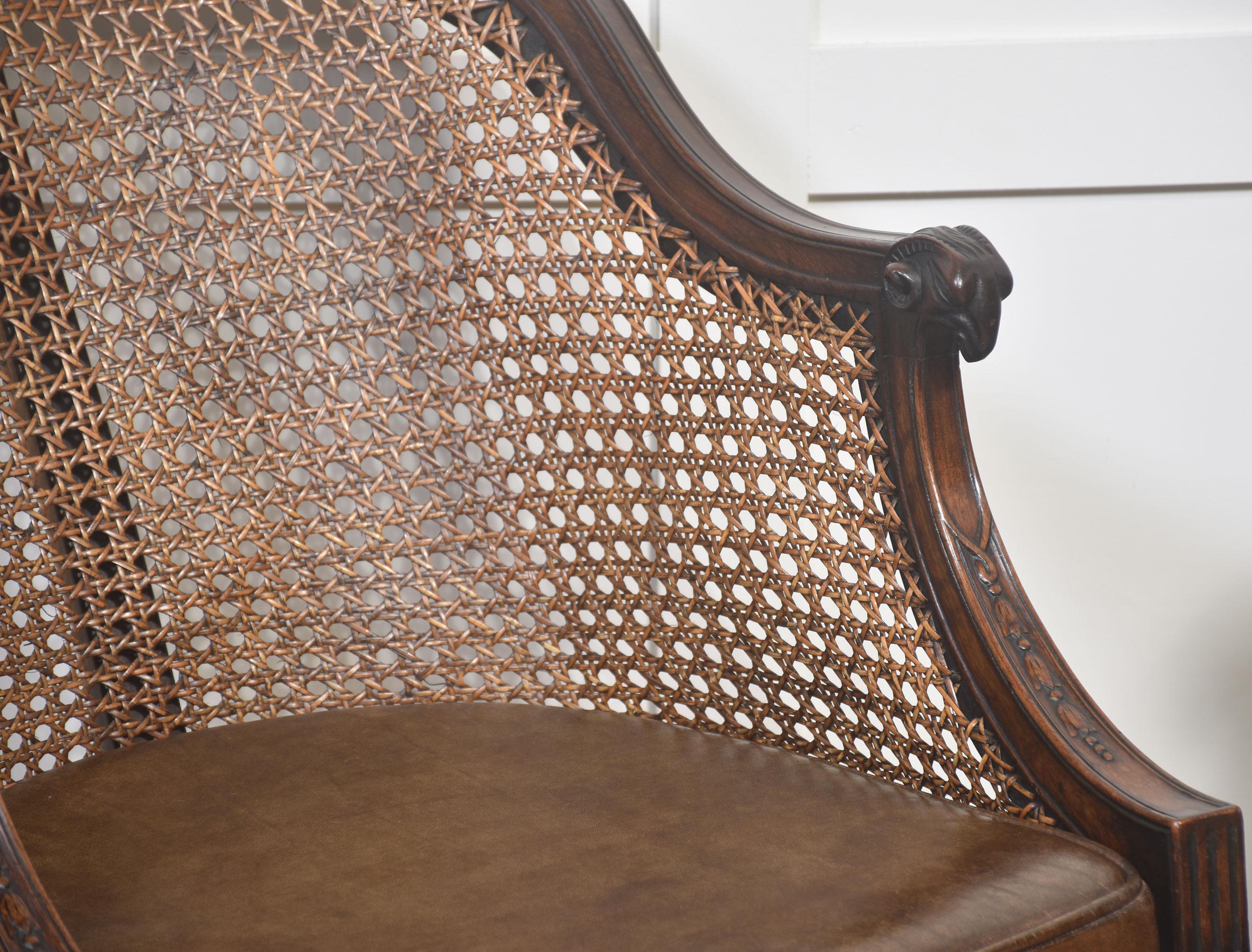 Britannique Paire de chaises de bibliothèque en acajou sculpté et en rotin en vente