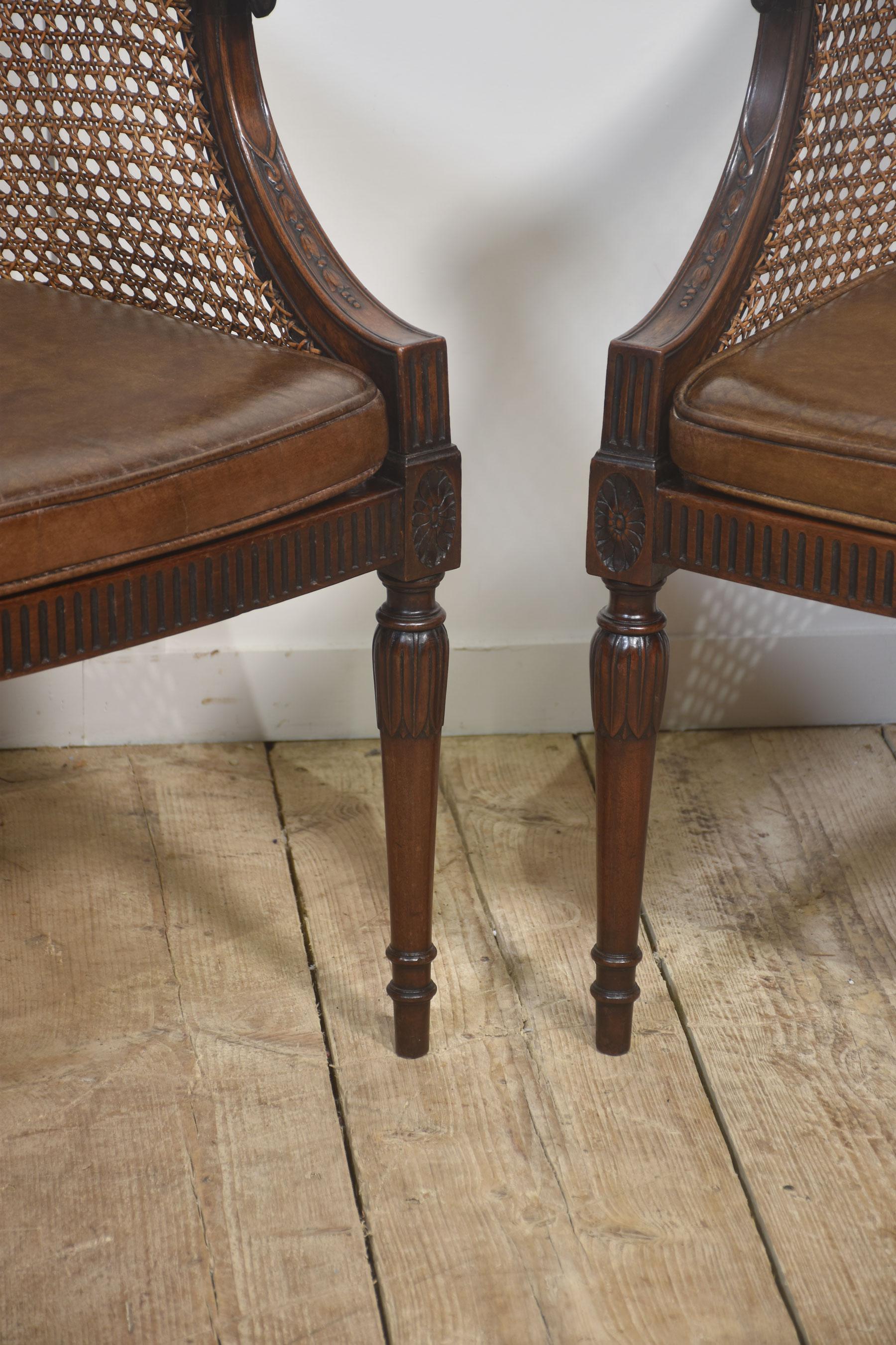 Paire de chaises de bibliothèque en acajou sculpté et en rotin Bon état - En vente à Cheshire, GB