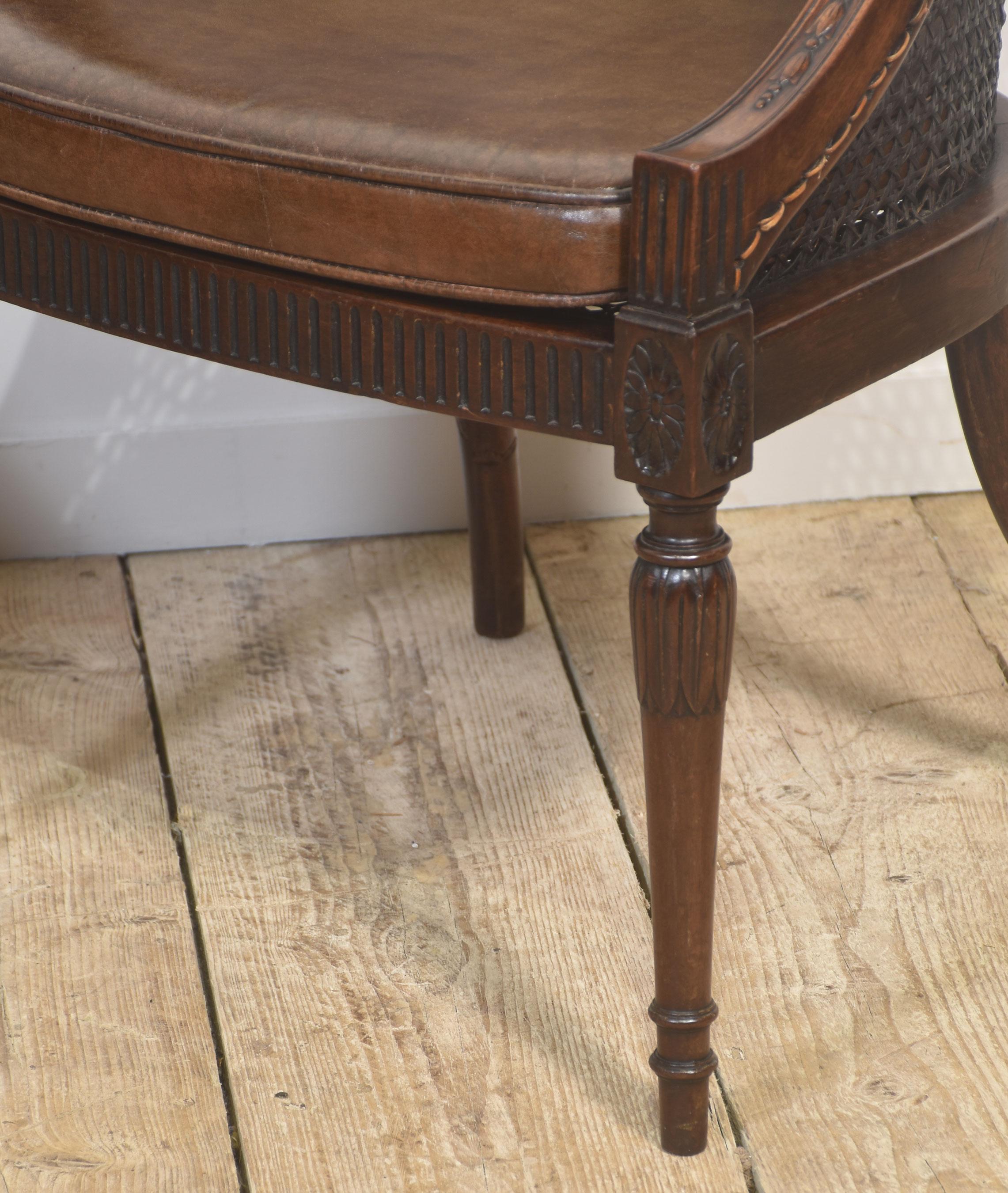 Bois Paire de chaises de bibliothèque en acajou sculpté et en rotin en vente