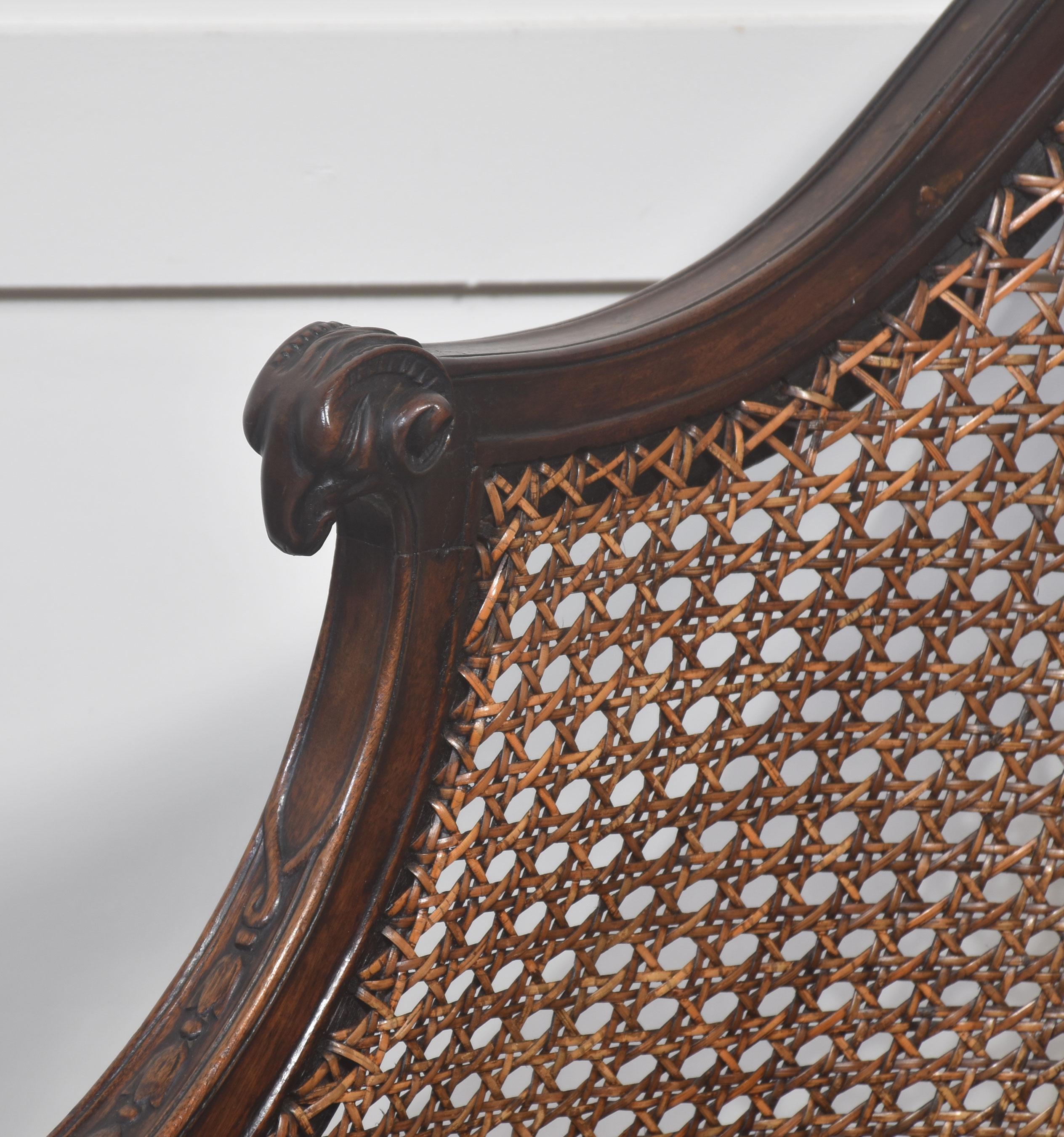 Paire de chaises de bibliothèque en acajou sculpté et en rotin en vente 1