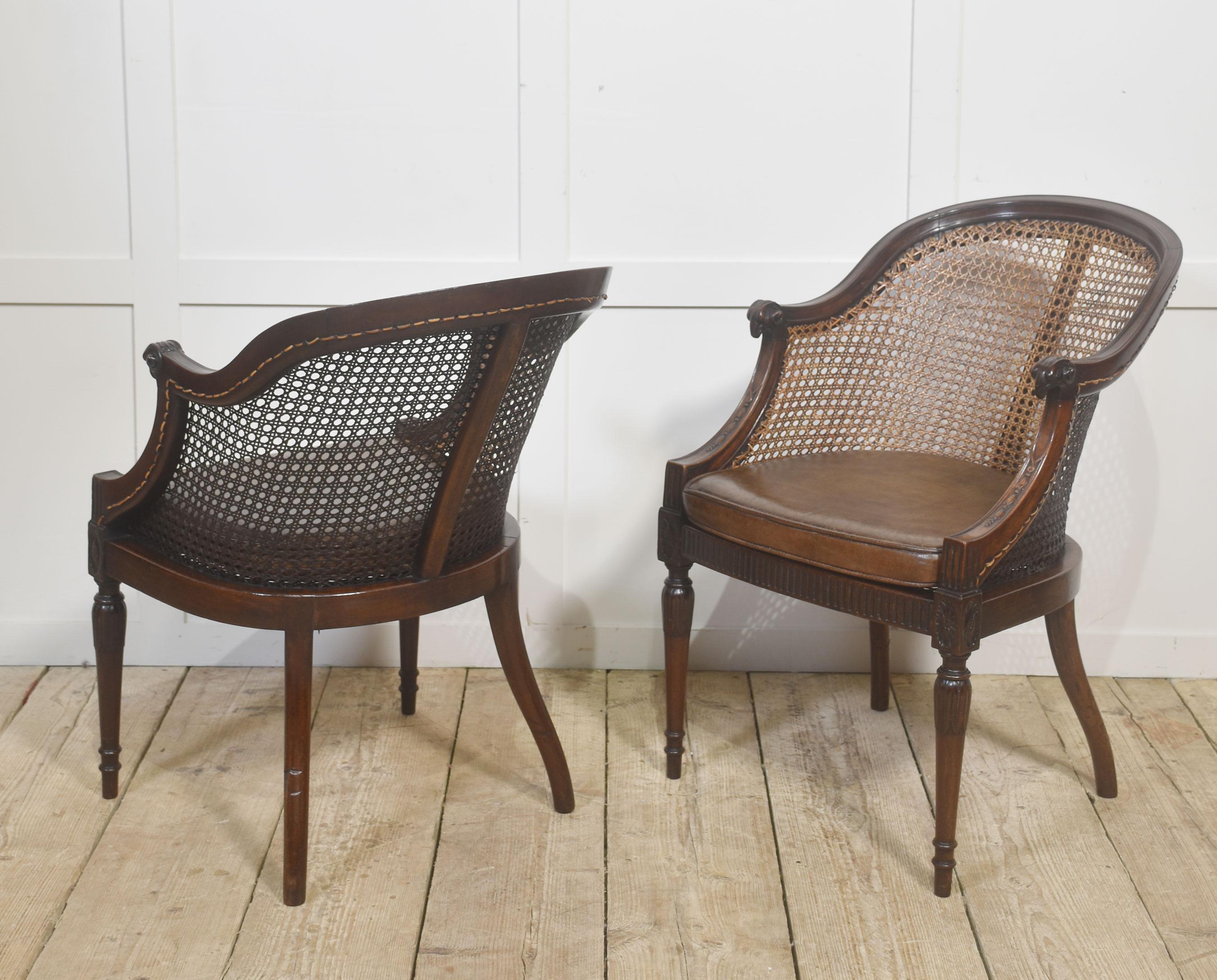 Paire de chaises de bibliothèque en acajou sculpté et en rotin en vente 2