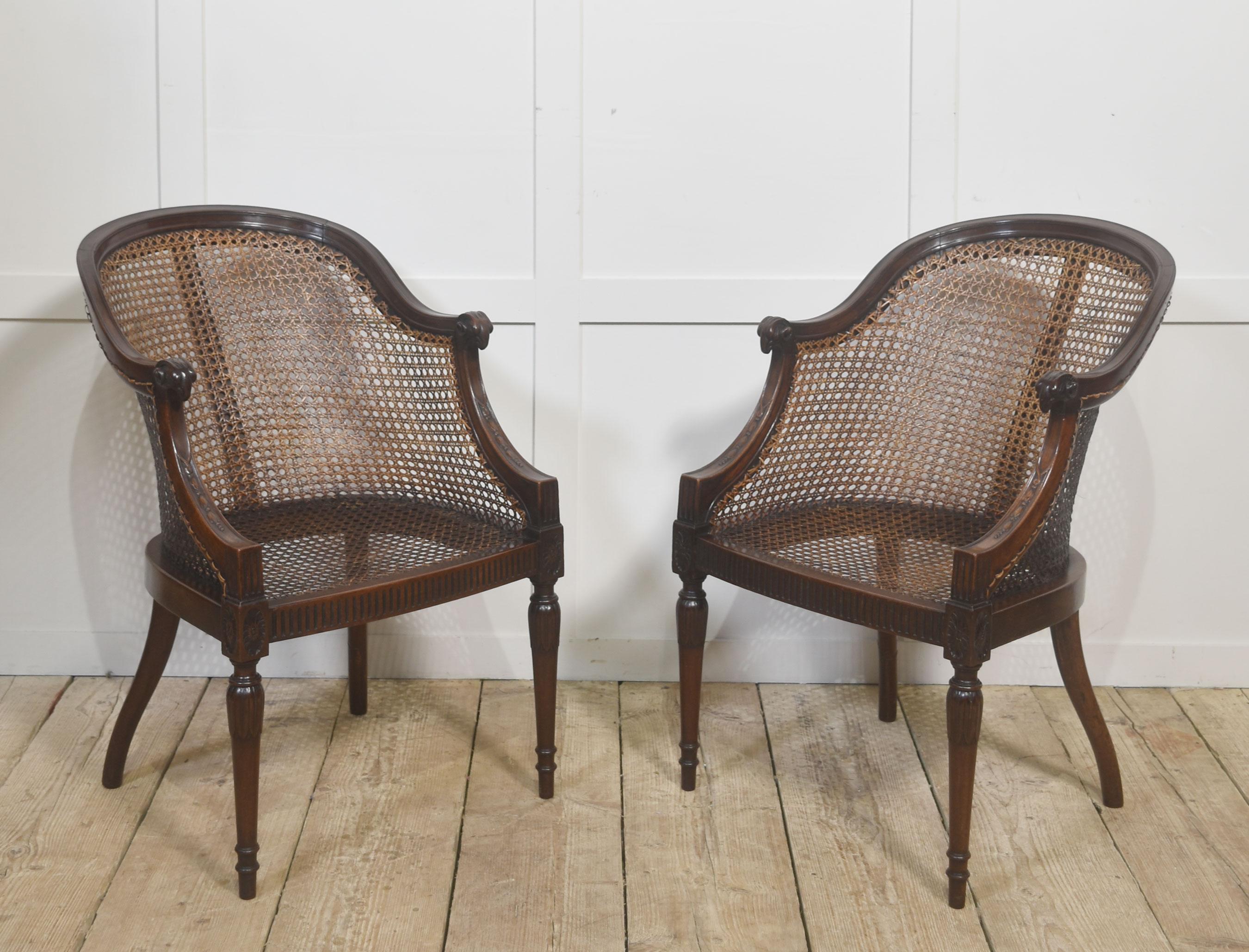 Paire de chaises de bibliothèque en acajou sculpté et en rotin en vente 3