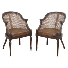 Paire de chaises de bibliothèque en acajou sculpté et en rotin