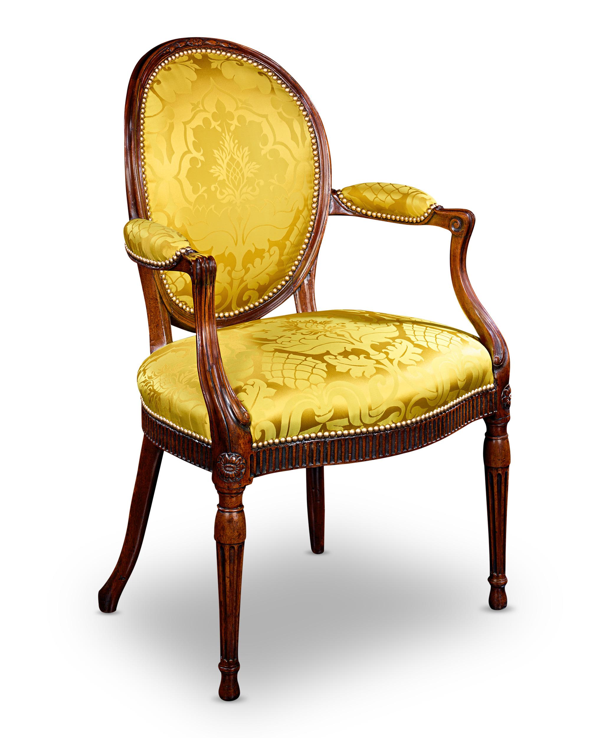 Questo set di due sedie in mogano intagliato è stato realizzato dall'inimitabile e famoso Thomas Chippendale. Le sedute imbottite di colore giallo si integrano perfettamente con il mogano profondo, creando un equilibrio elegante. Il talento e il