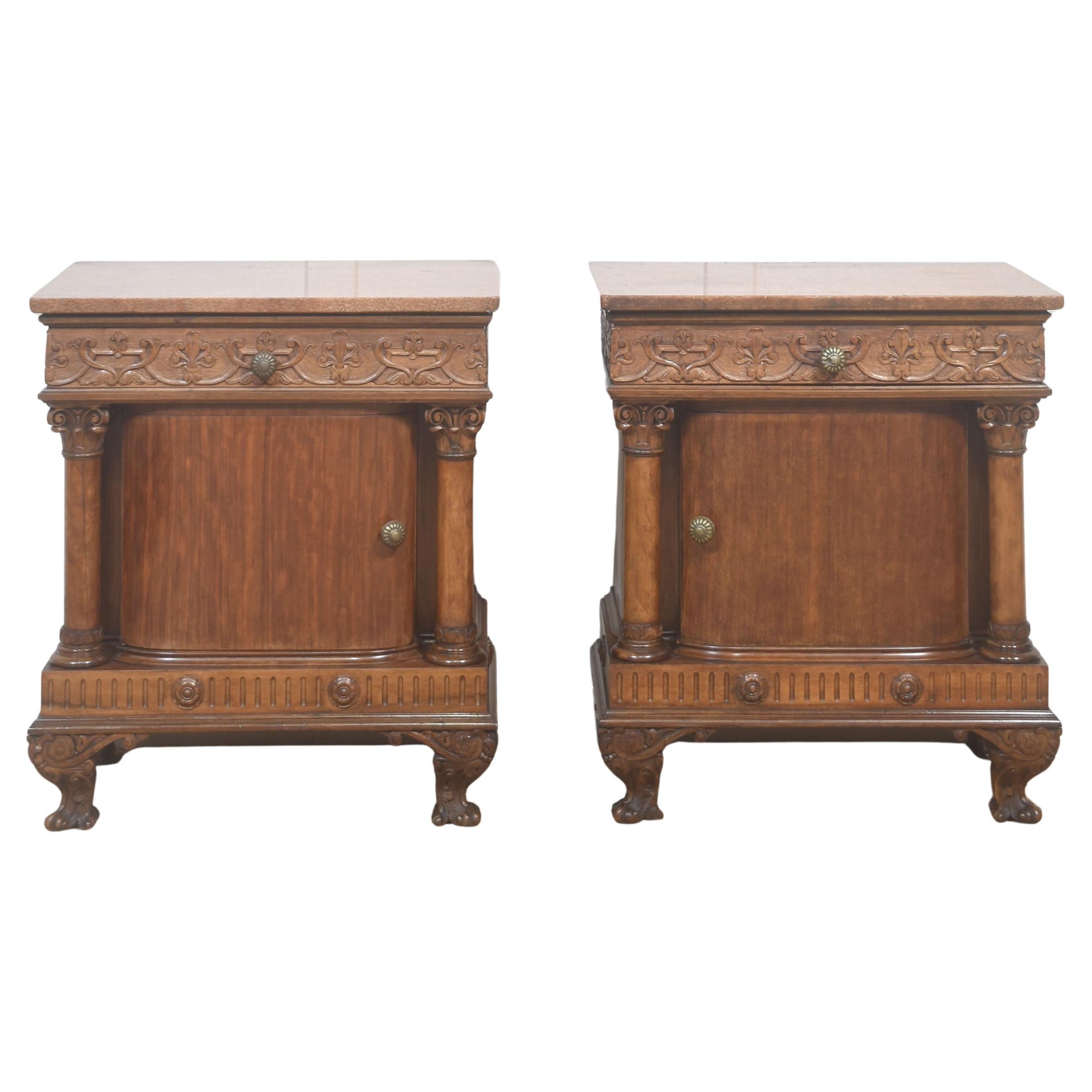 Paire de tables de chevet en acajou sculpté