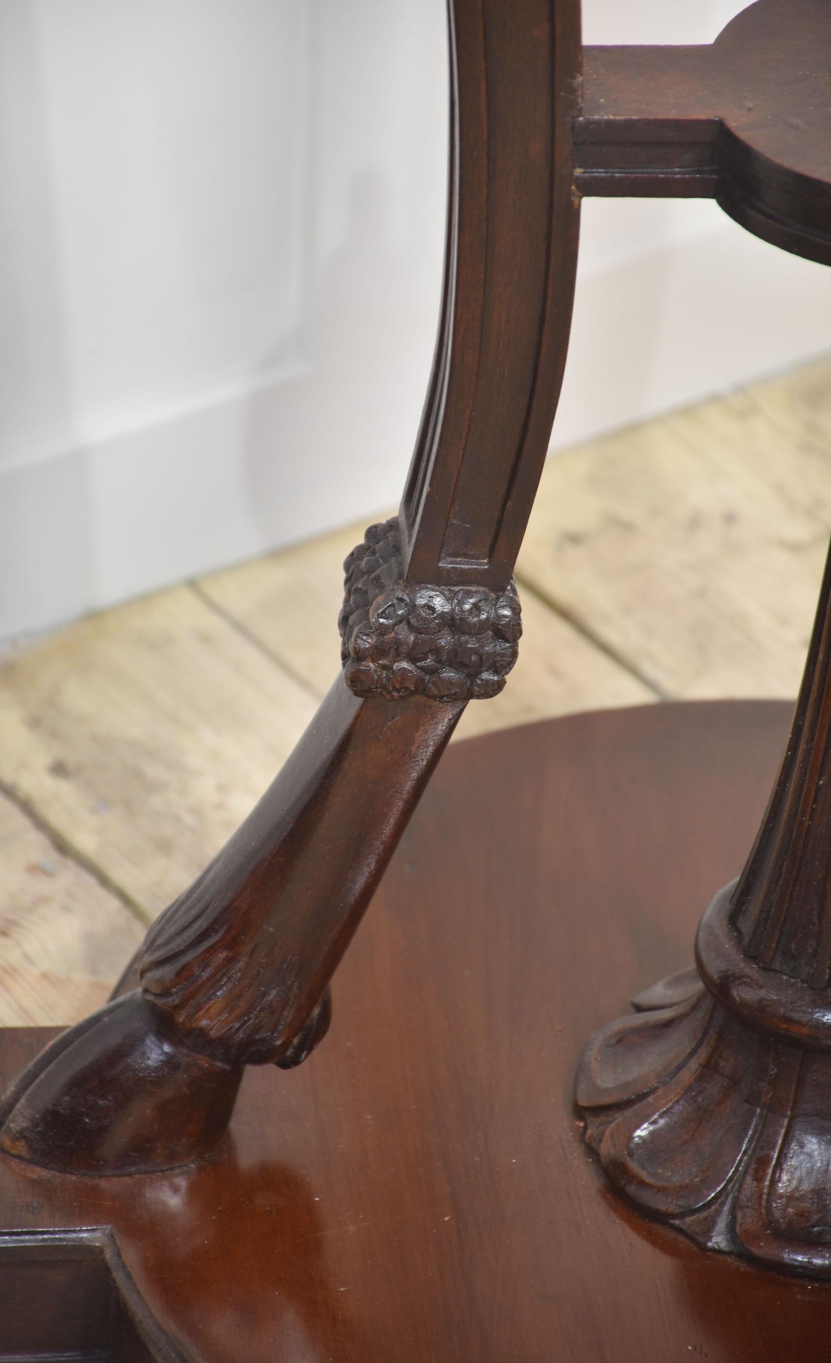Pair of carved mahogany stands en venta 4