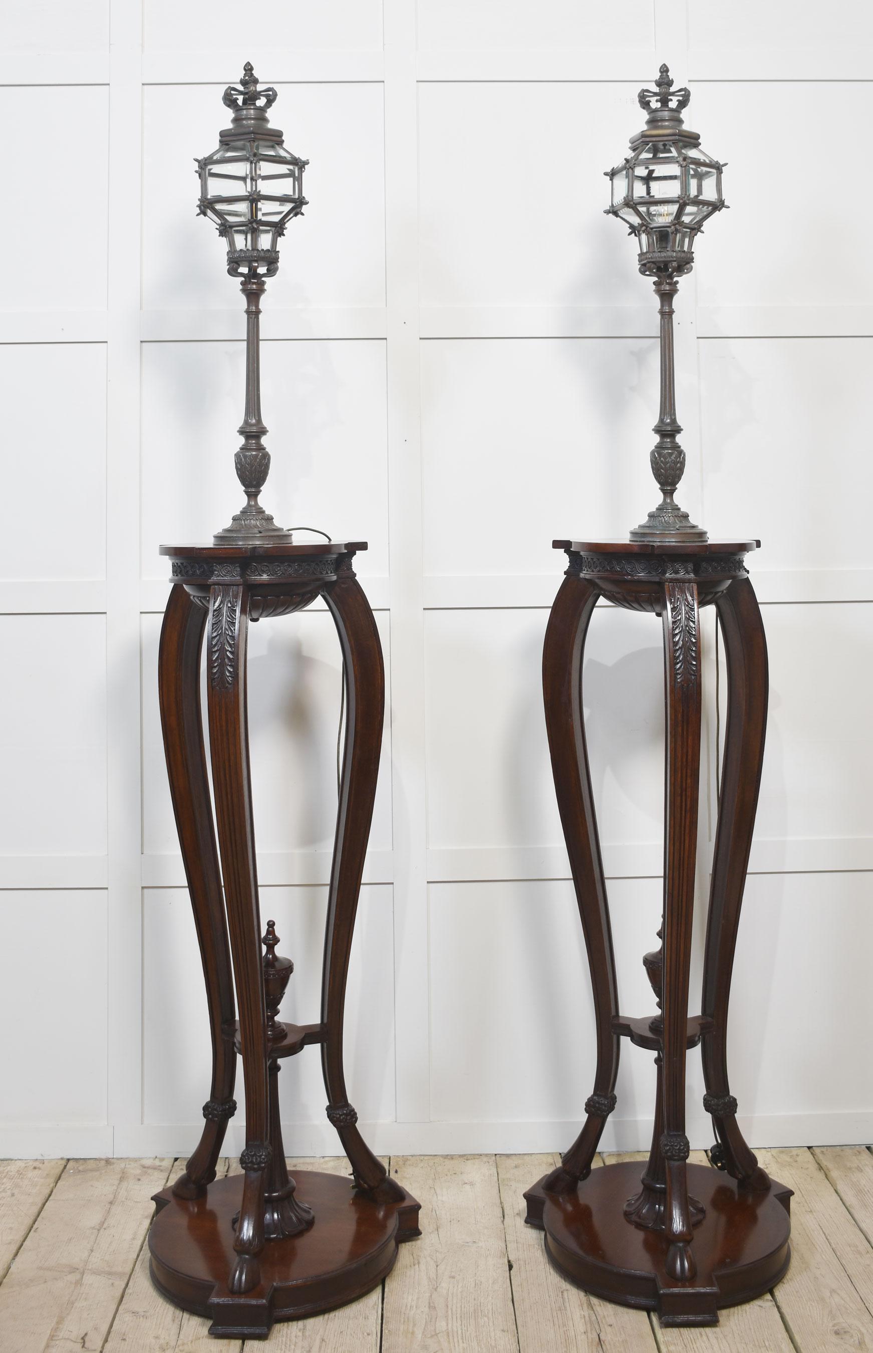 Pair of carved mahogany stands en venta 5