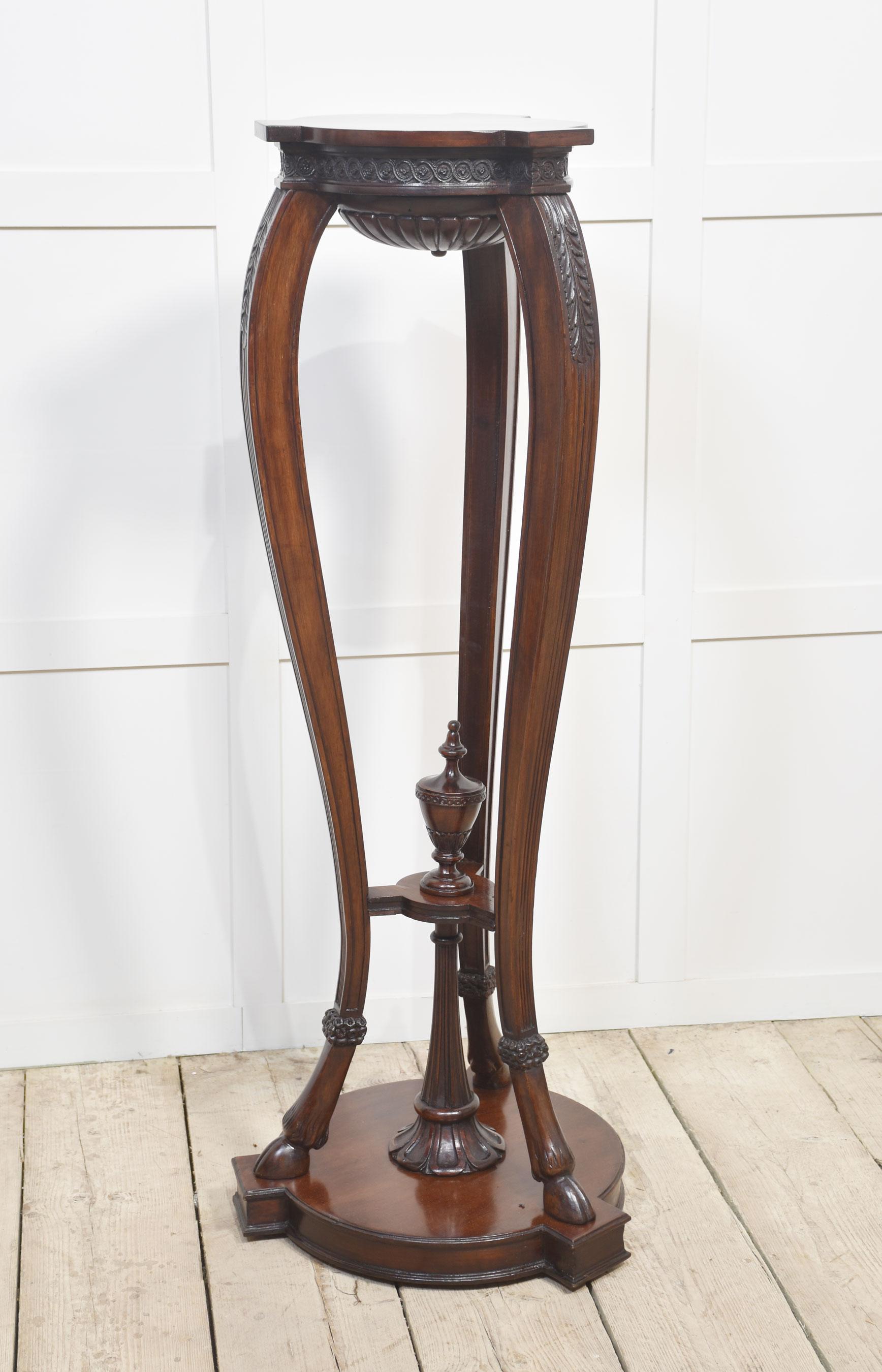 Pair of carved mahogany stands en venta 6