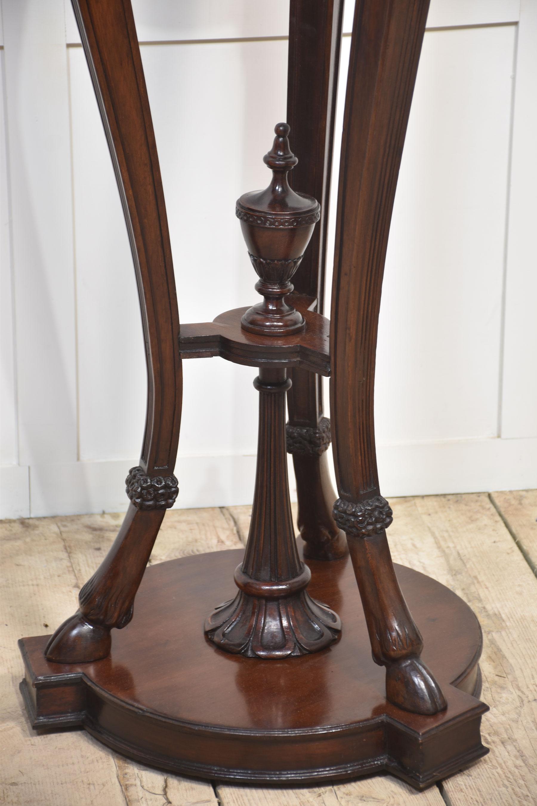 Pair of carved mahogany stands en venta 7