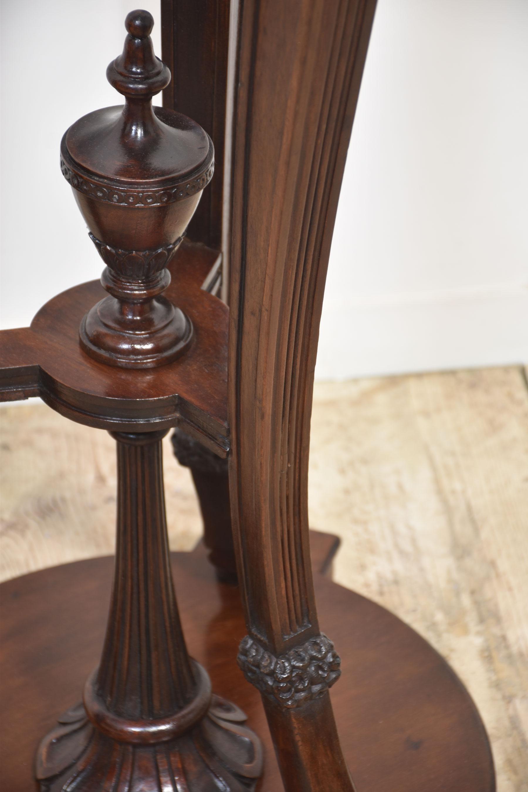 Pair of carved mahogany stands en venta 8