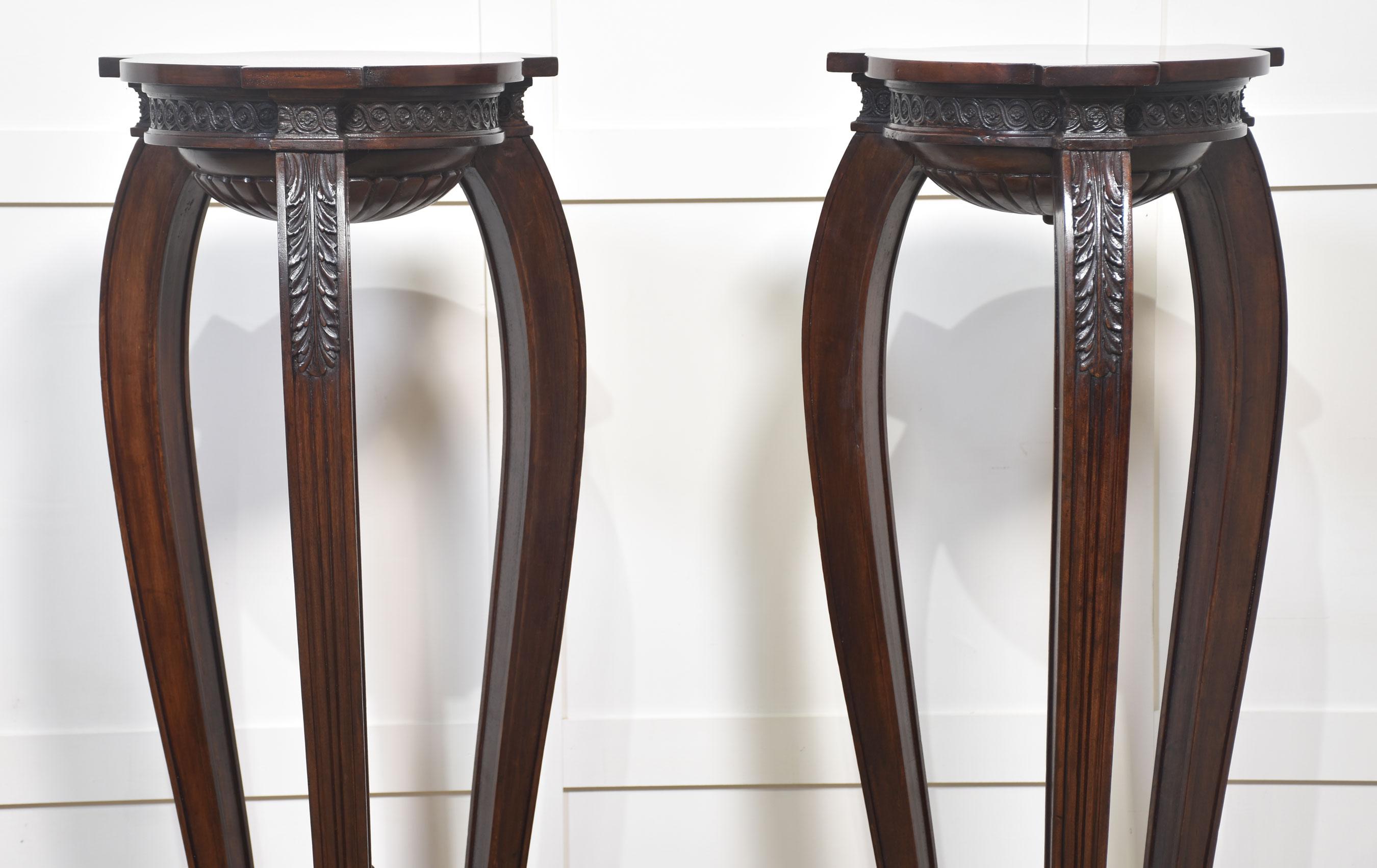 Pair of carved mahogany stands Británico en venta