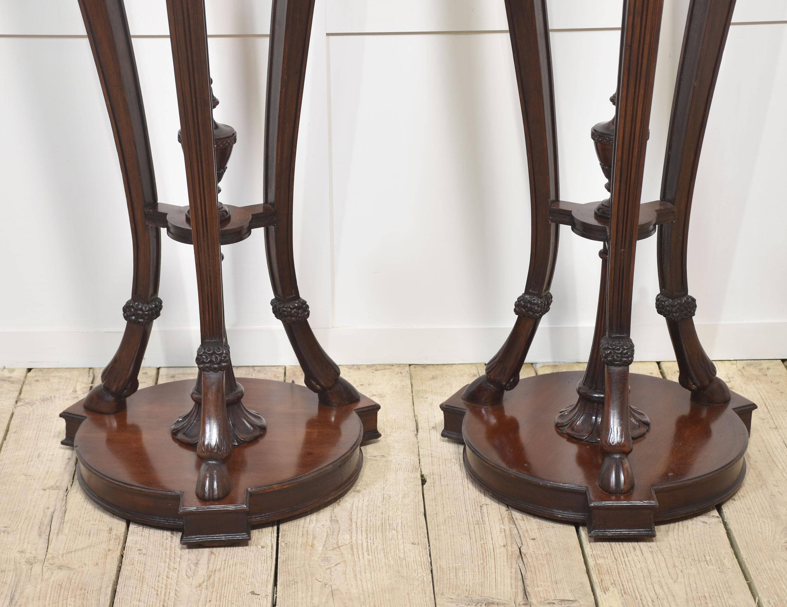 Pair of carved mahogany stands en Bueno estado para la venta en Cheshire, GB