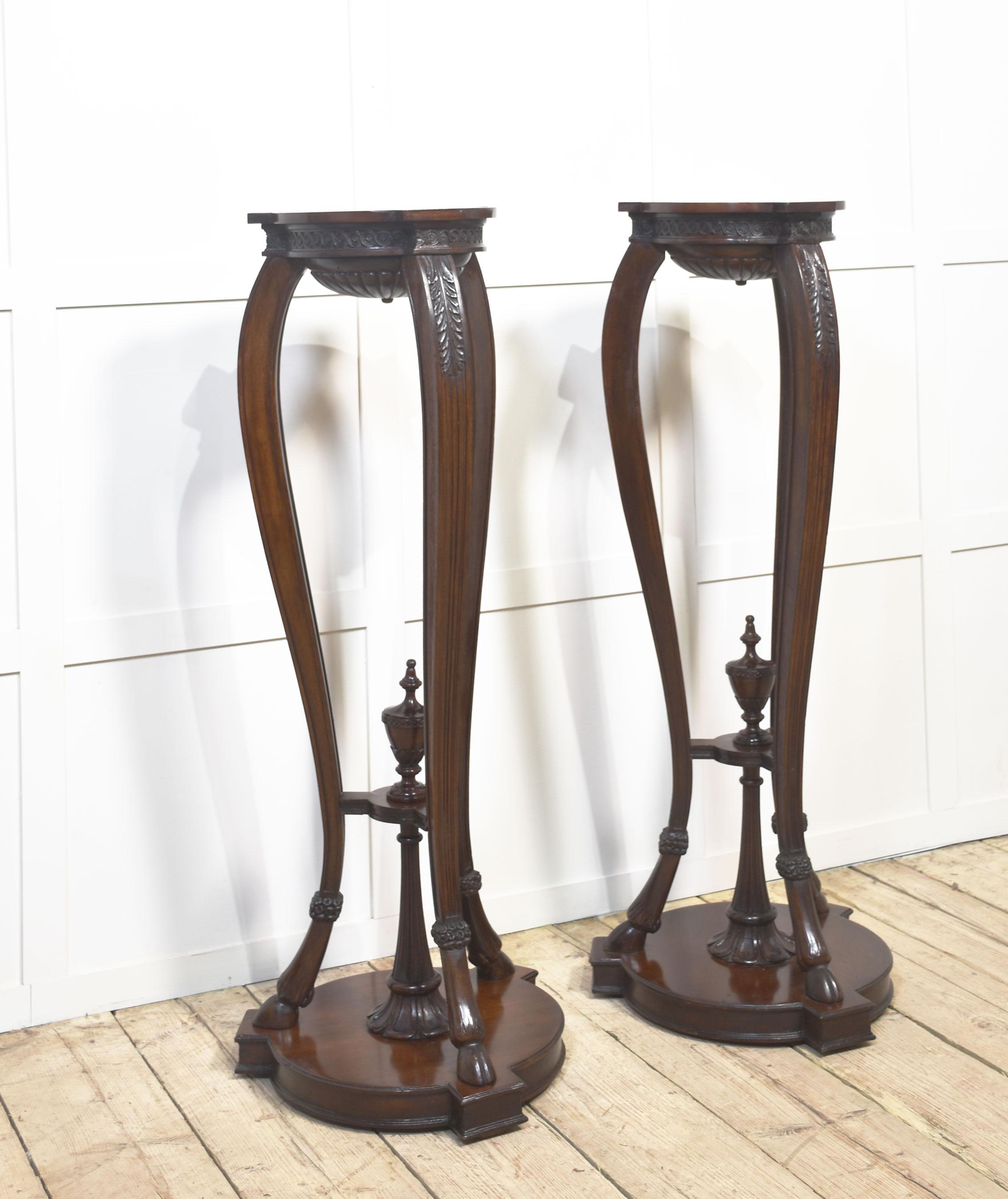Pair of carved mahogany stands siglo XX en venta