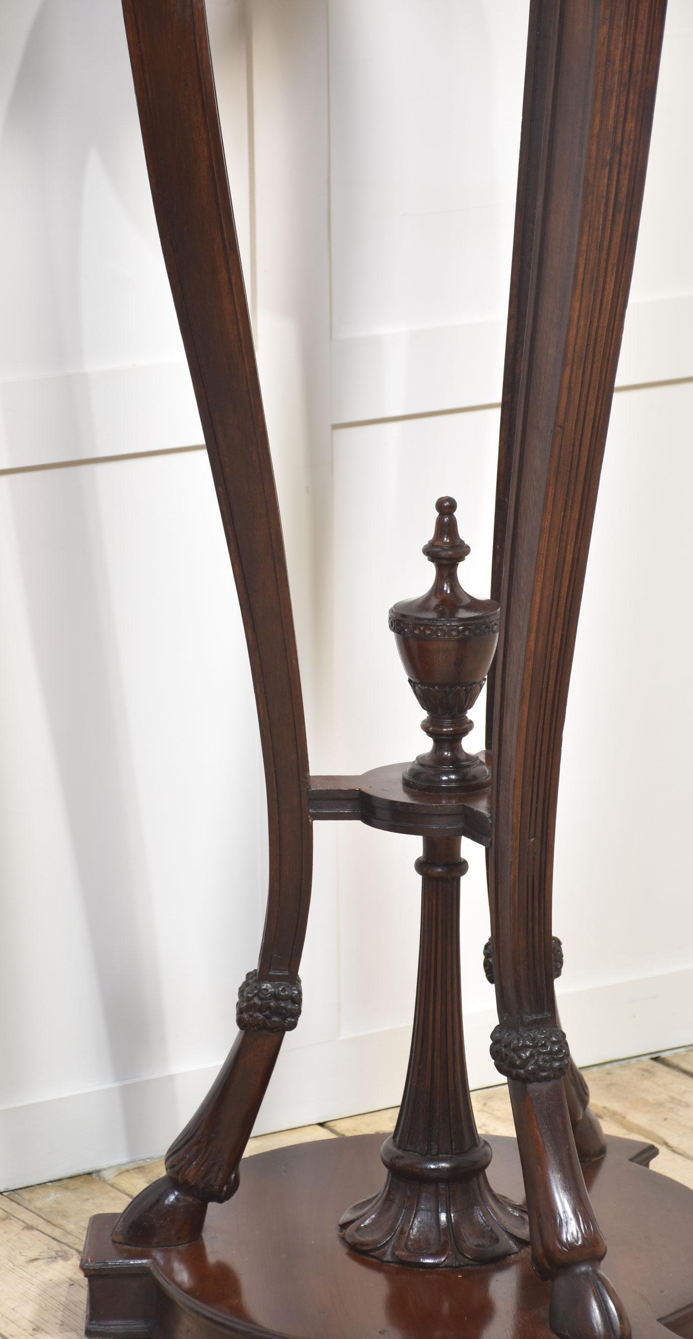 Pair of carved mahogany stands Madera en venta