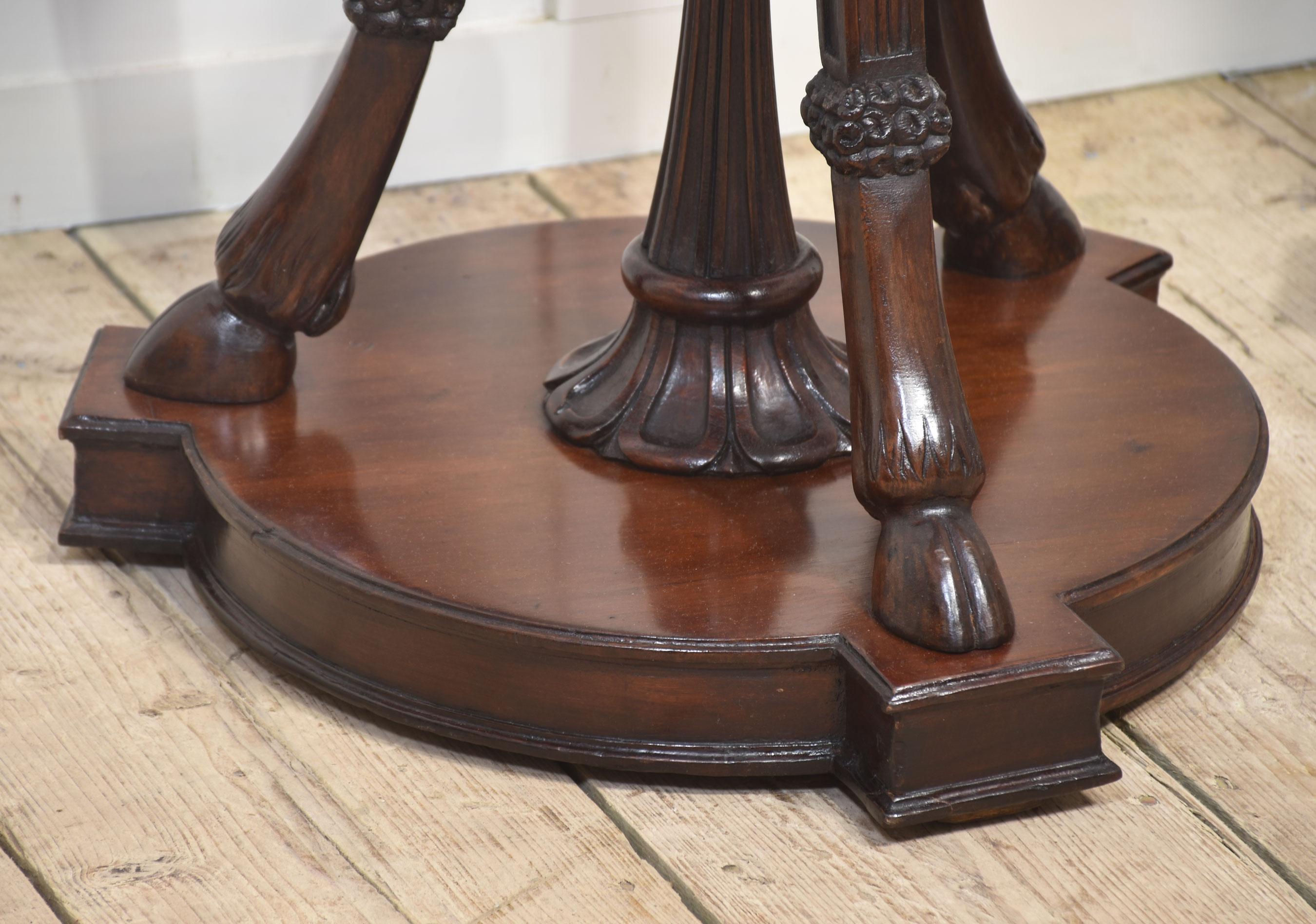 Pair of carved mahogany stands en venta 1