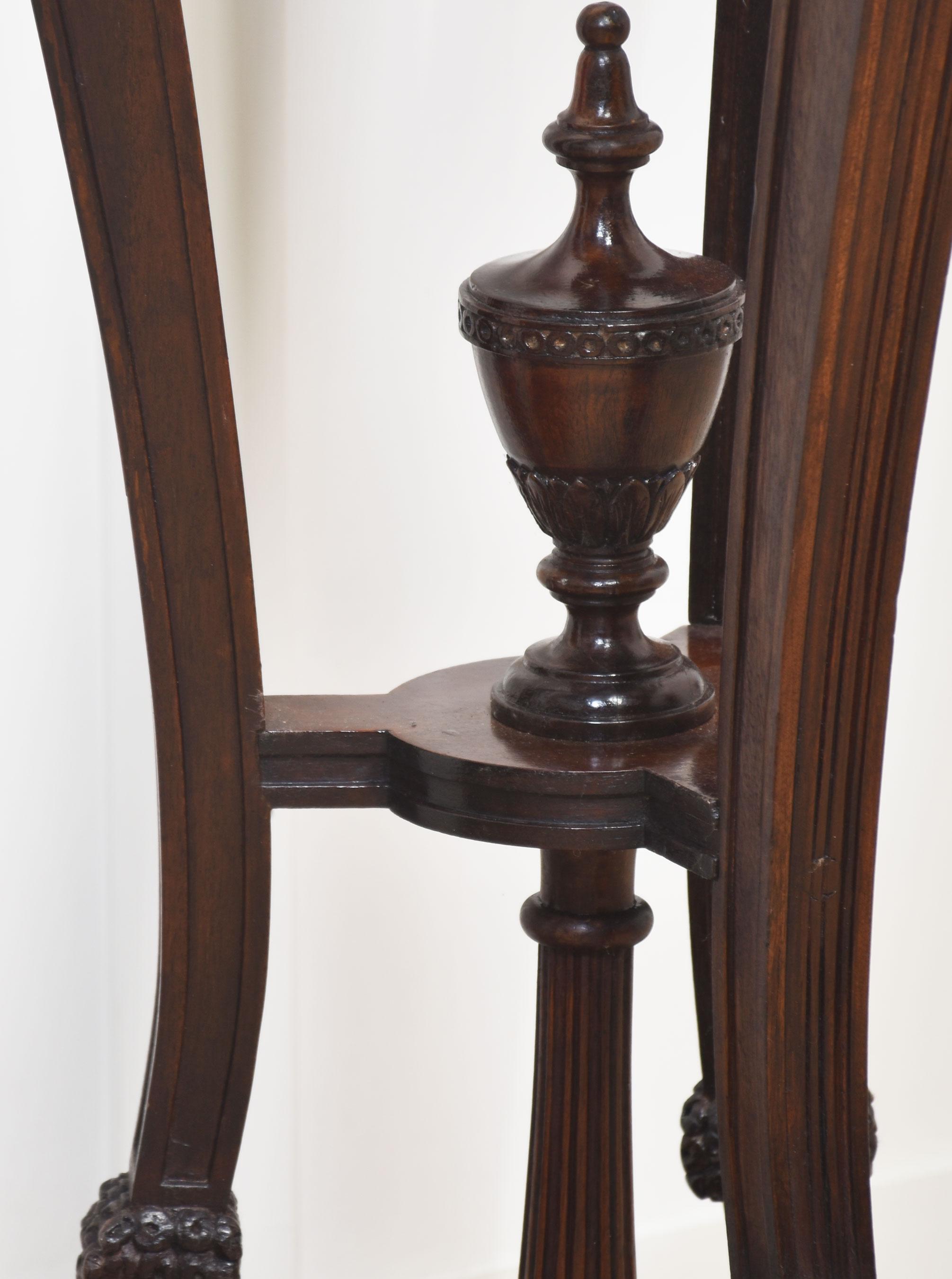 Pair of carved mahogany stands en venta 2