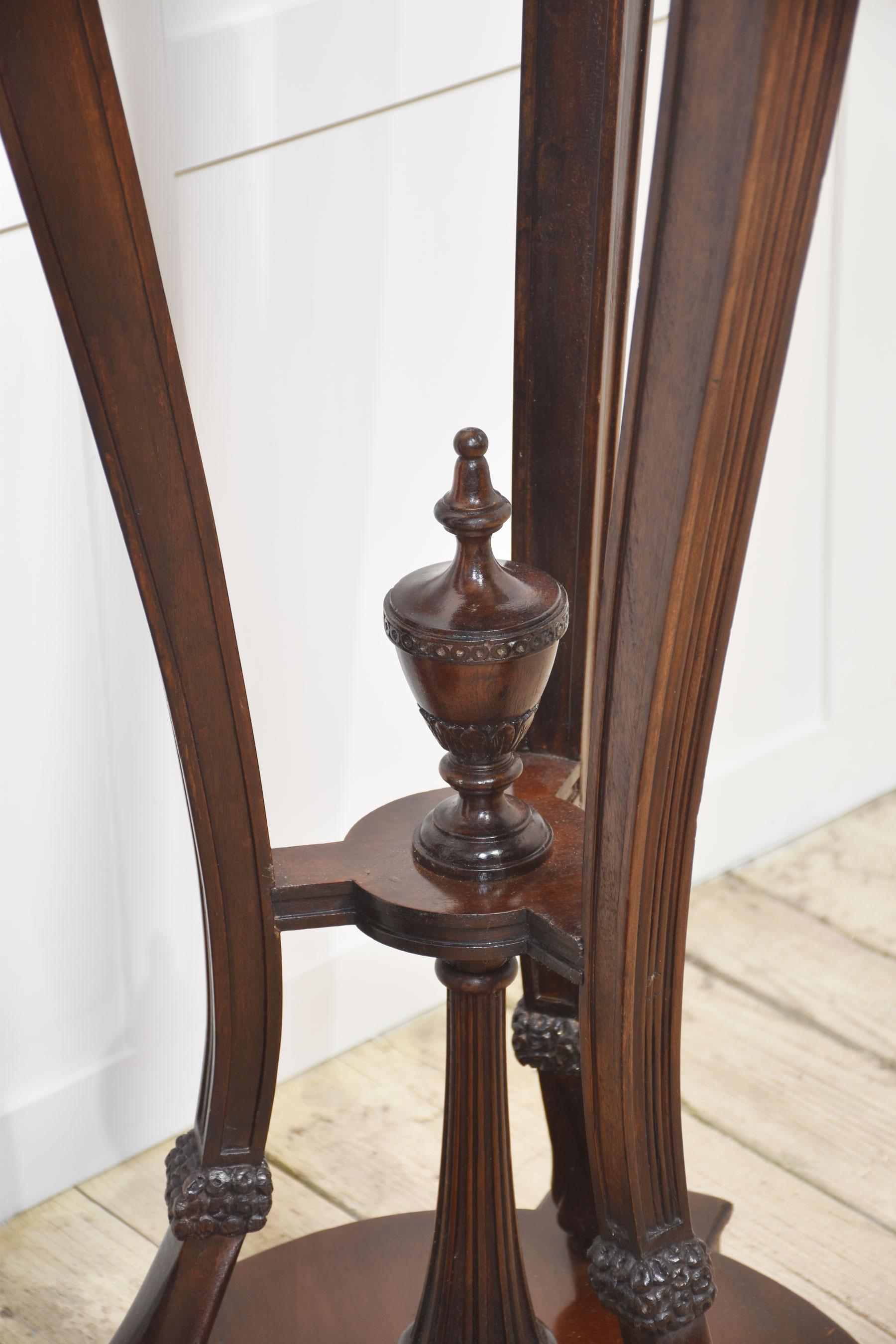 Pair of carved mahogany stands en venta 3