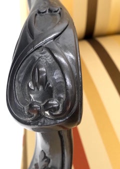 Paar geschnitzte Mahagoni-Sessel mit gestreifter Seidenpolsterung und Kaminsims-Loungesesseln, MINT!