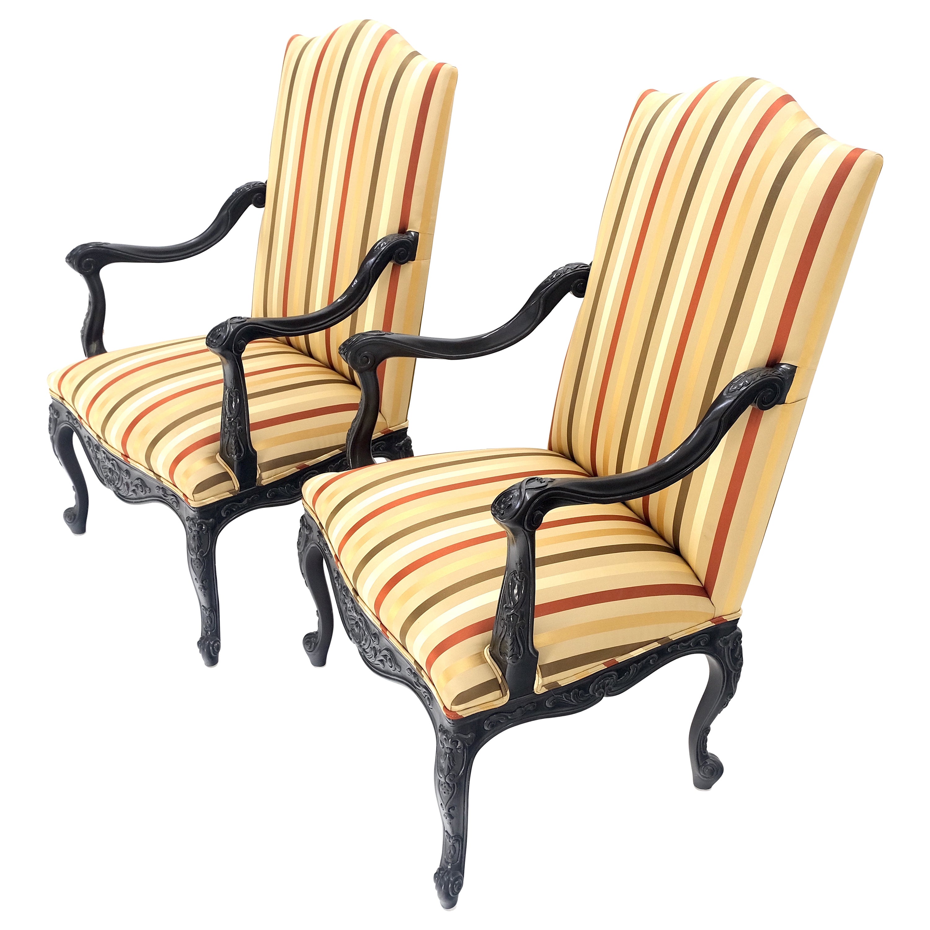 Pareja de sillones de caoba tallada con tapicería de seda a rayas junto a la chimenea ¡MENTE! en venta
