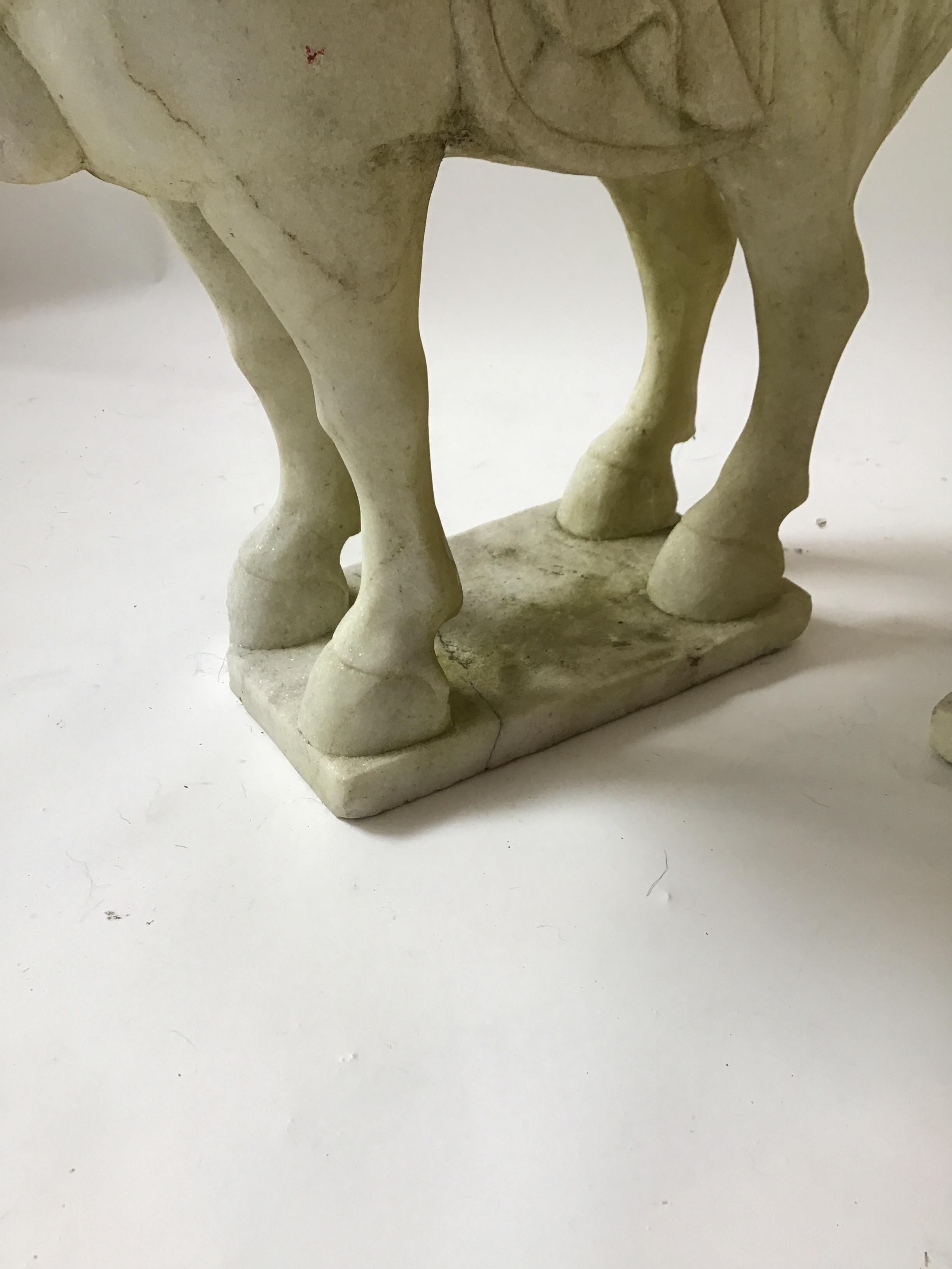 Paire de chevaux asiatiques en marbre sculpté en vente 13