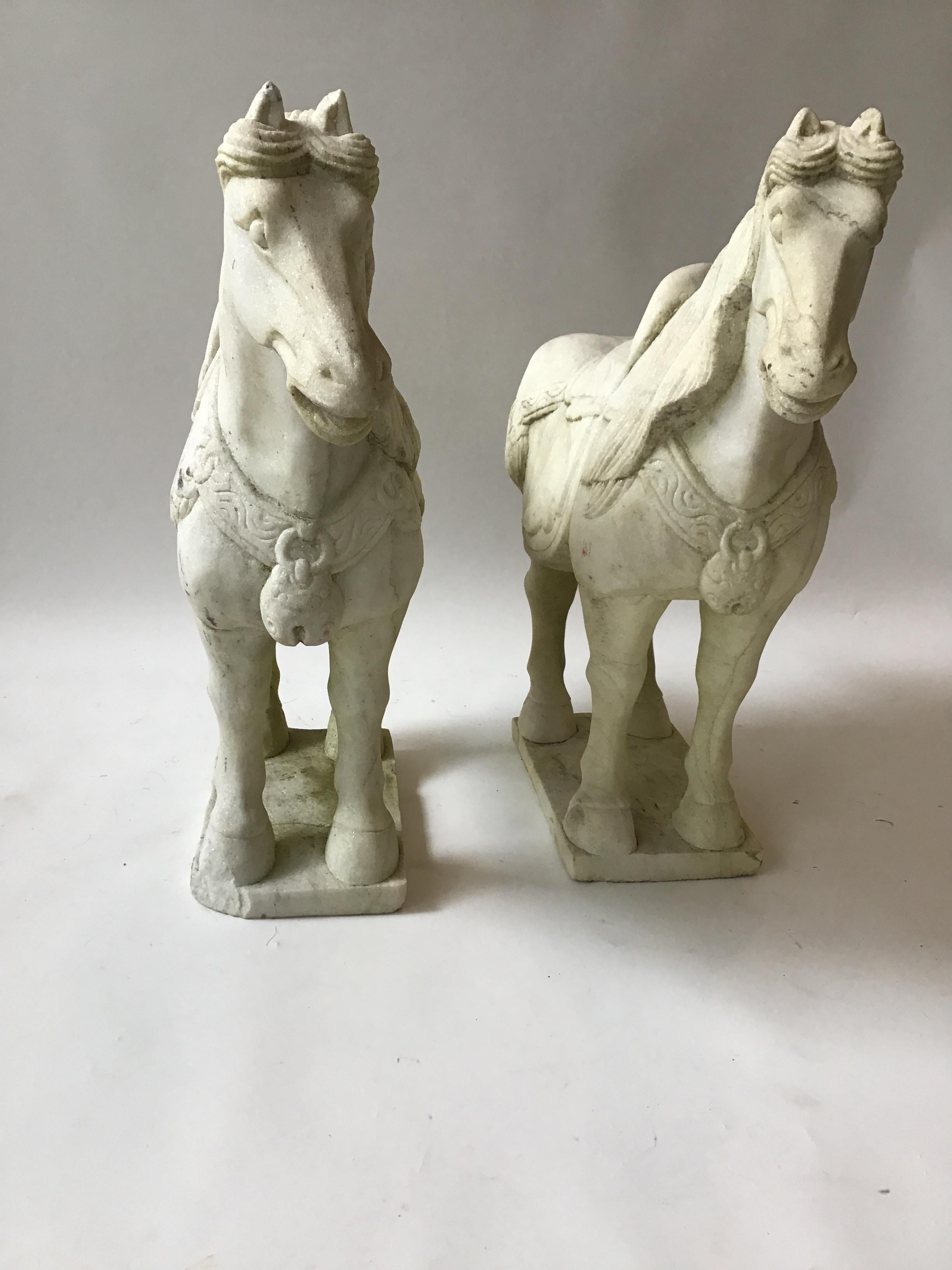 Paire de chevaux asiatiques en marbre sculpté Bon état - En vente à Tarrytown, NY