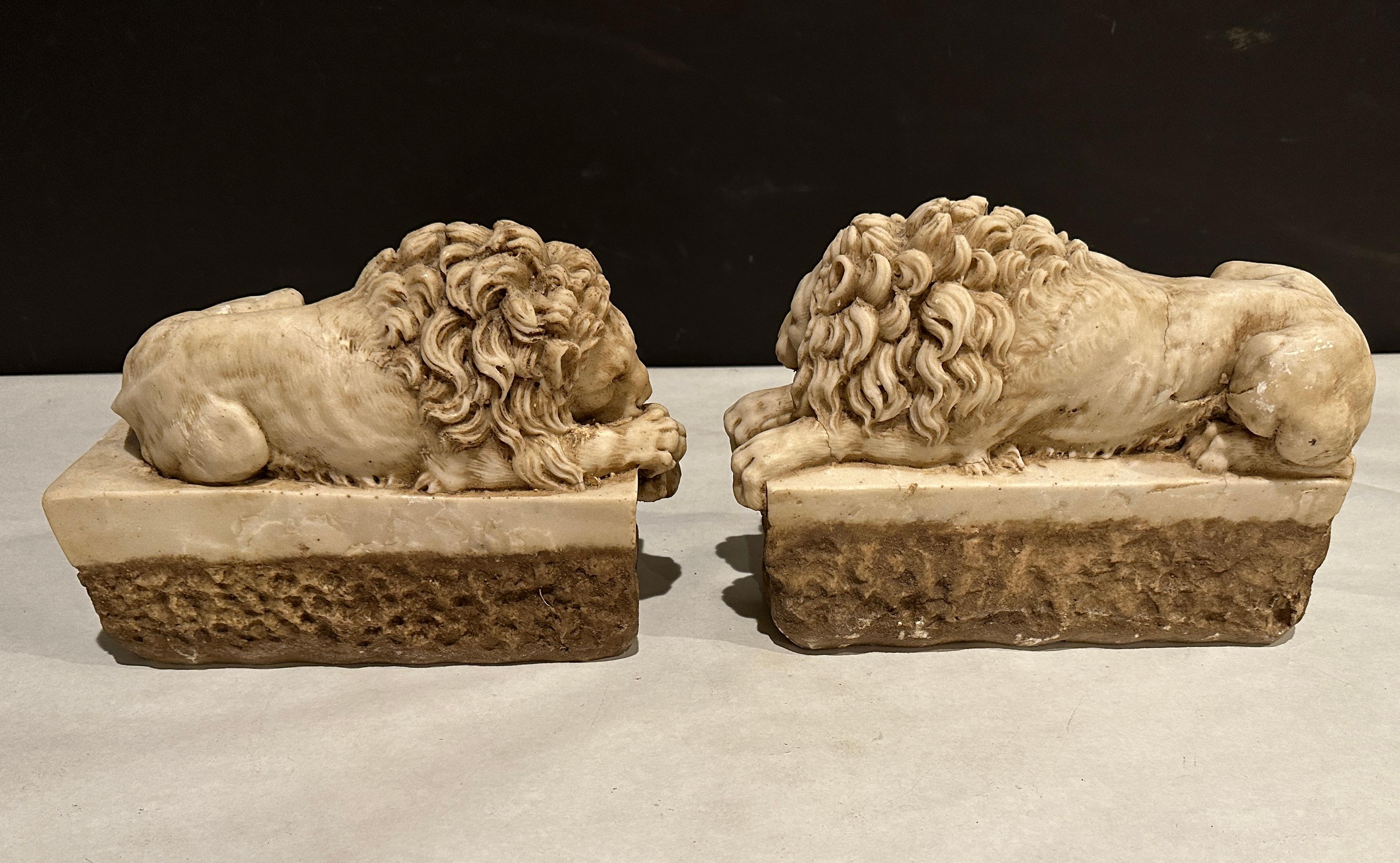 italien Paire de lions couchés en marbre sculpté en vente