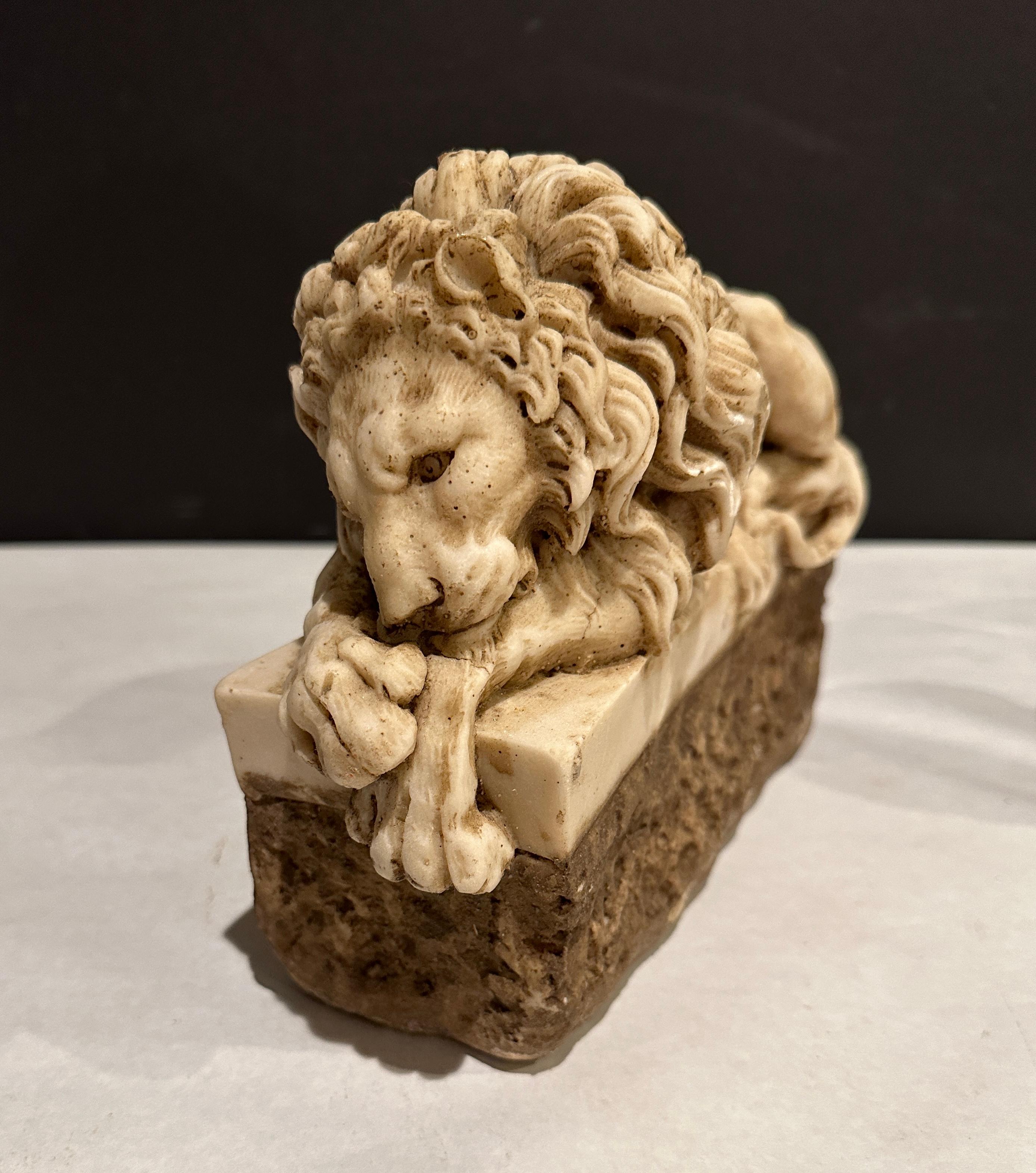 Sculpté à la main Paire de lions couchés en marbre sculpté en vente