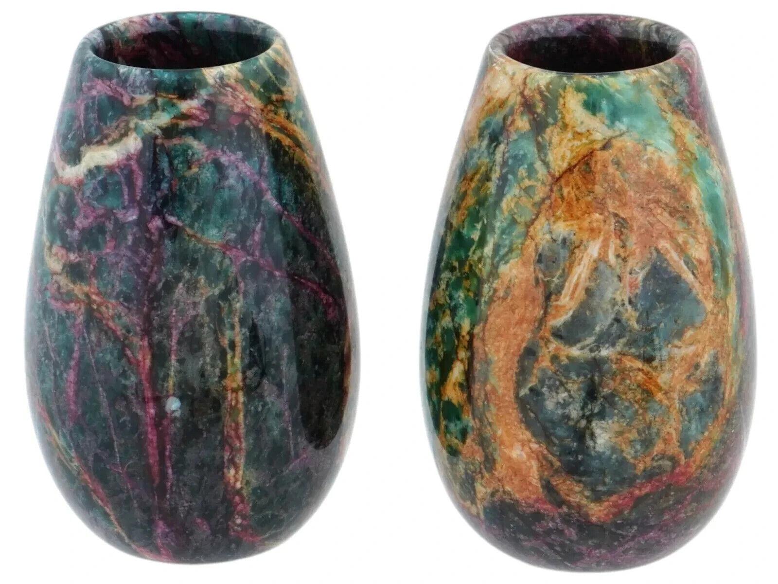 Una coppia di vasi in diaspro. Ognuno di essi ha una forma simile, allungata, lucida, a goccia, con la parte superiore aperta. I vasi presentano un motivo multicolore e vorticoso di verde intenso, rosso, giallo e rosa, tipico della pietra diaspro.